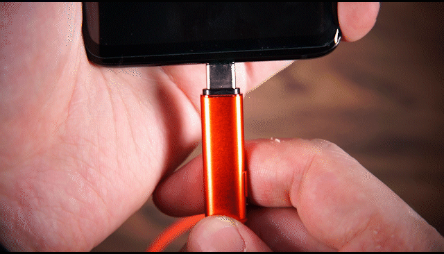 插入即可实现充电