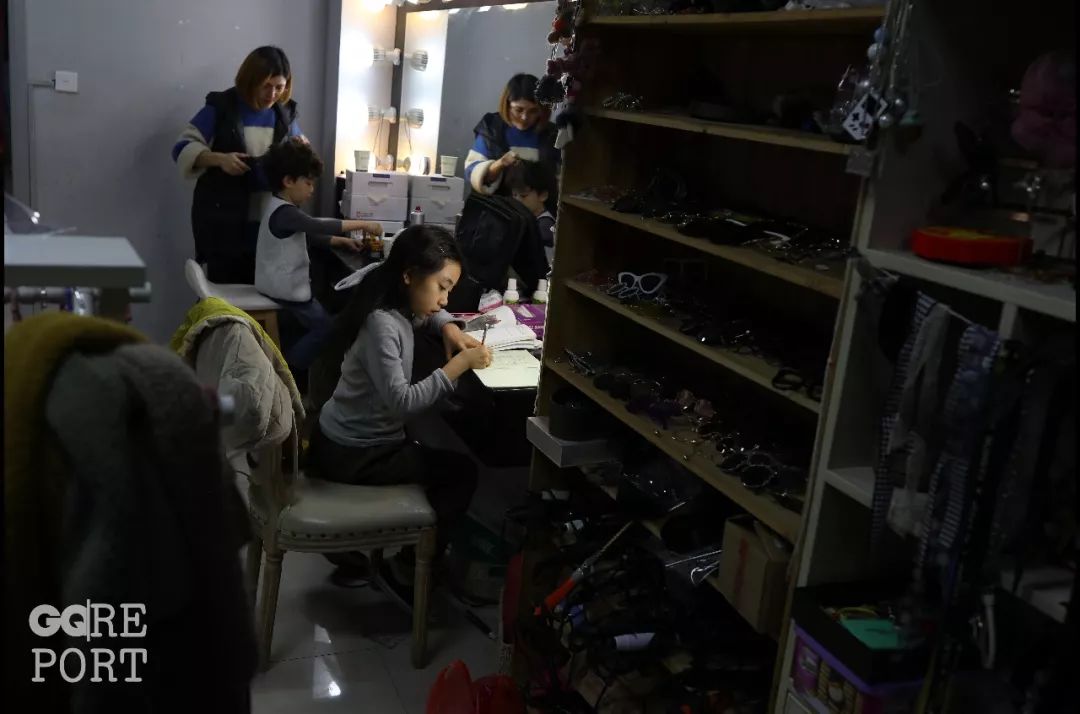 逐梦童模镇：妈妈，我们明天几点拍照？