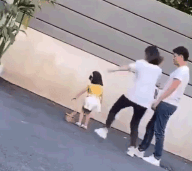 童模月入十万仍被母亲打，背后有2000亿的童装市场与混乱的童模行业