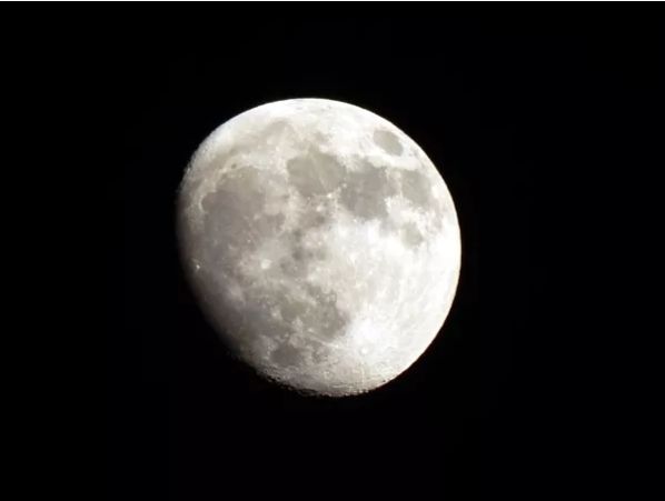 “华为拍月”为何会引发持久争议？ | 钛度热评