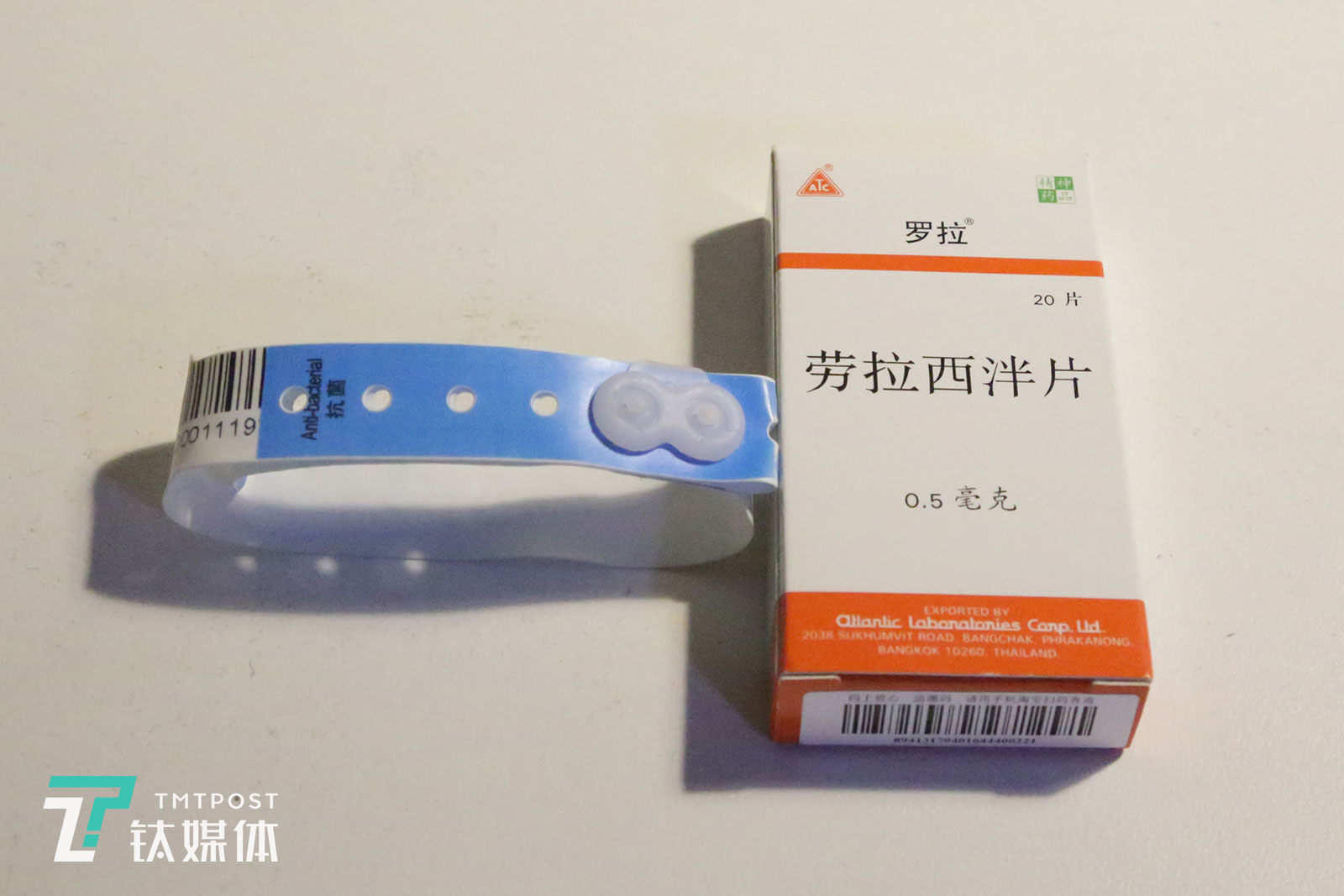 2017年春贝贝接到一个影视项目。项目进展不顺，她变得越来越焦虑，老板在施加的强大压力时常常对她加以责难，最终她没能完成好项目，这让她“整个人崩溃掉，感觉天都要塌下来”。