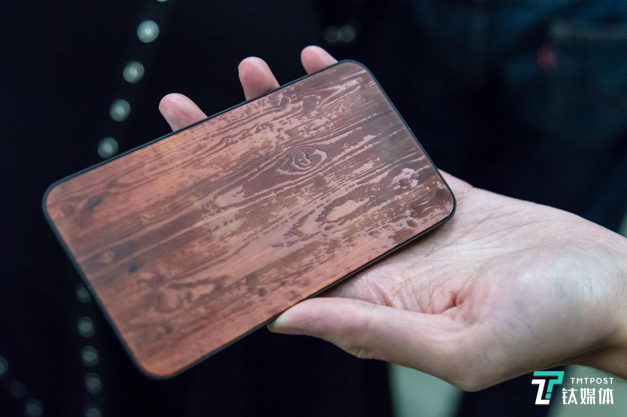 利用玻璃表面的雕刻技术模拟木制材料手感