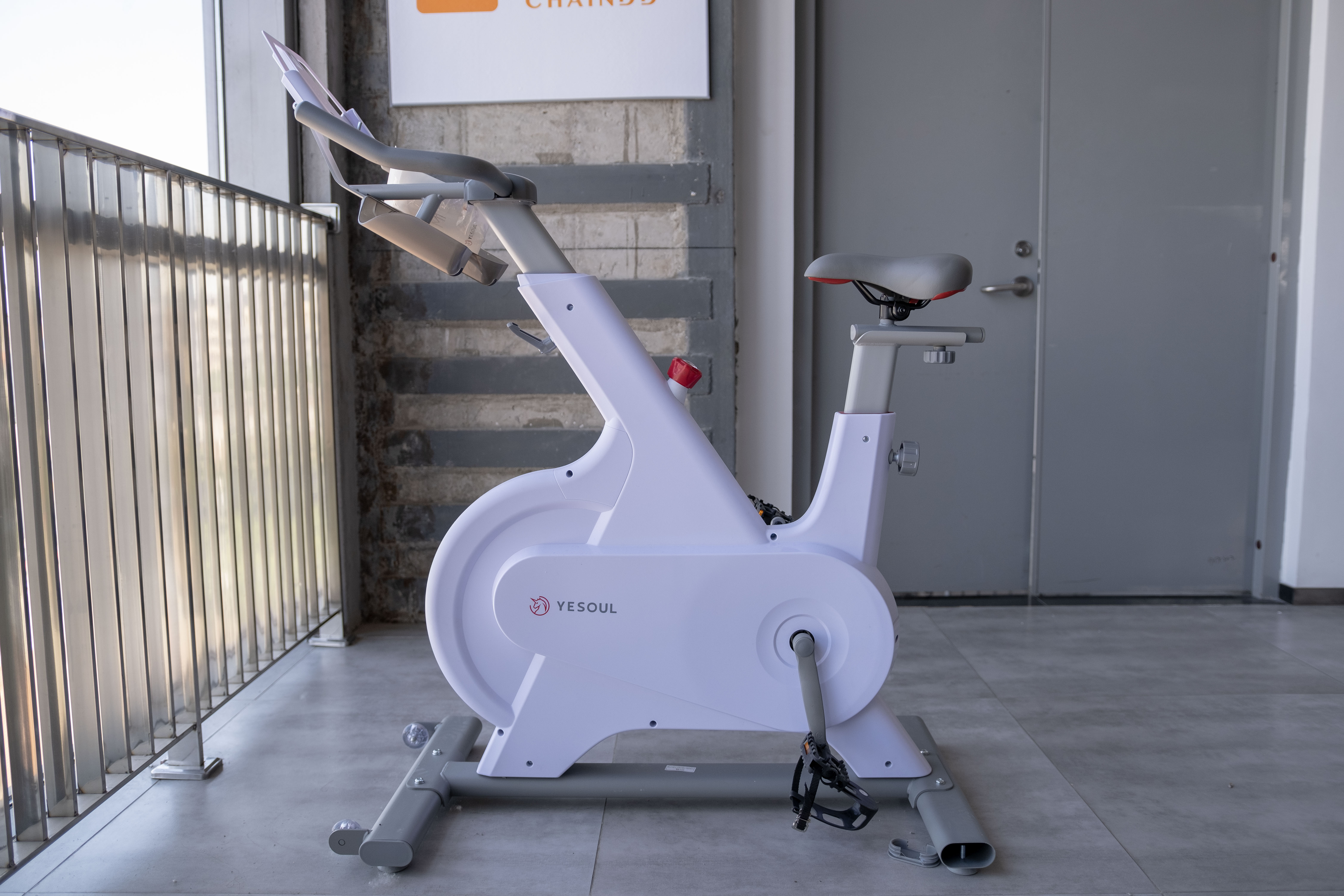 避开风吹日晒，在家享受骑行锻炼，YESOUL野小兽M1智能动感单车体验 | 钛极客