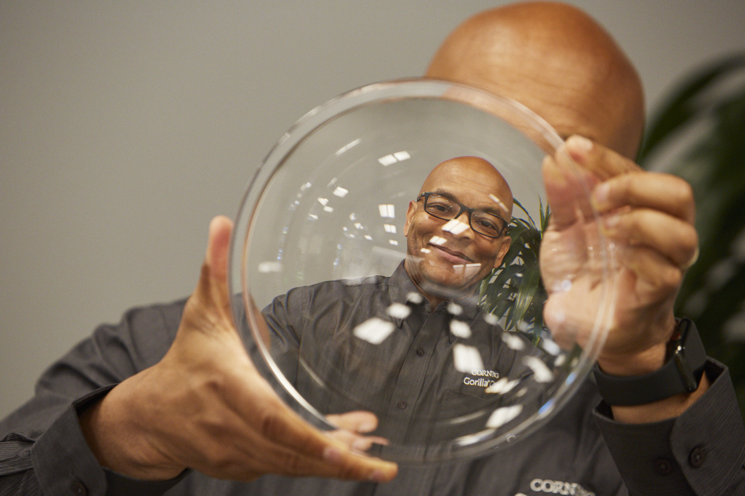 从白炽灯灯罩到移动设备显示屏，康宁正在用玻璃掀起一场革命