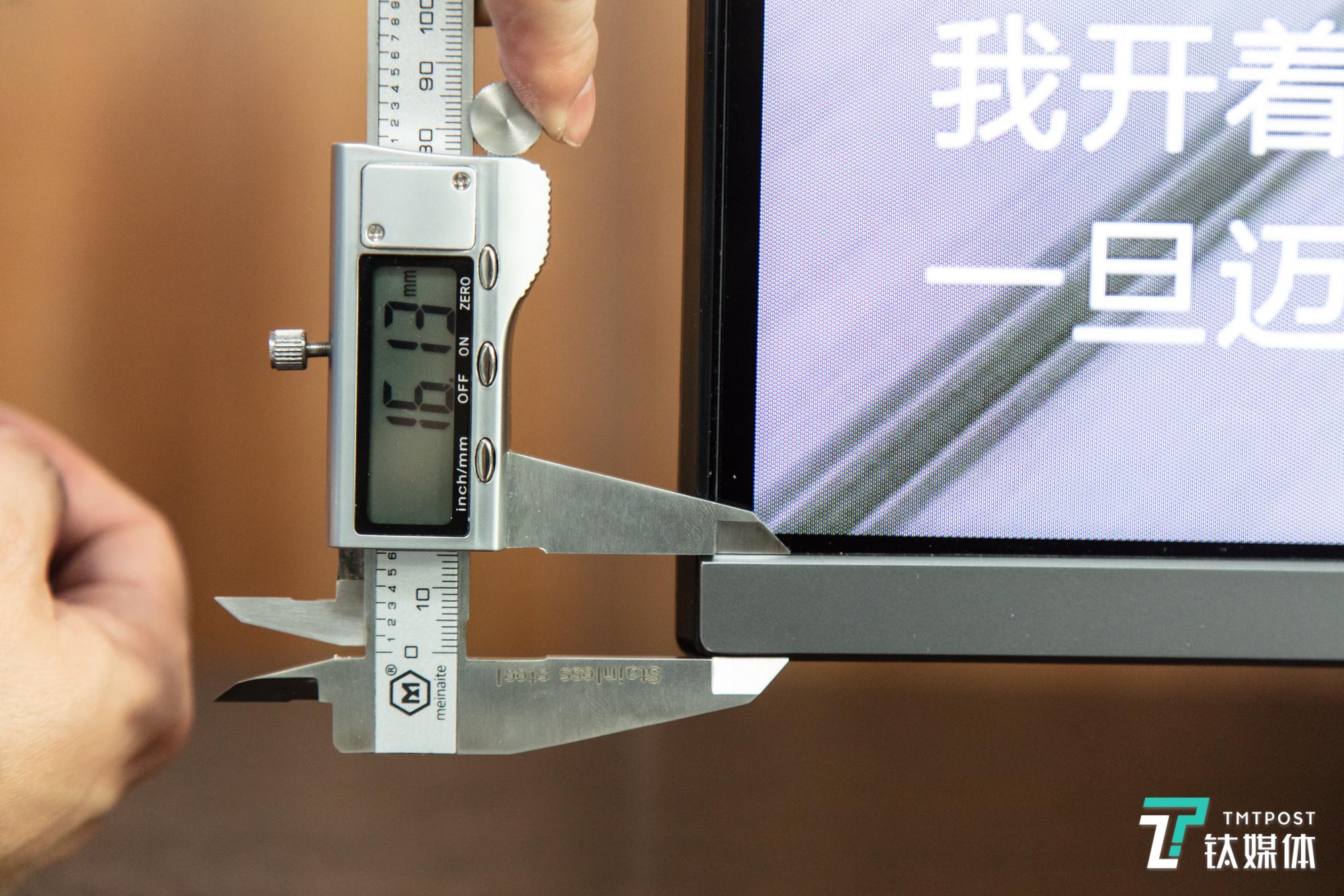 底部边框为金属材质