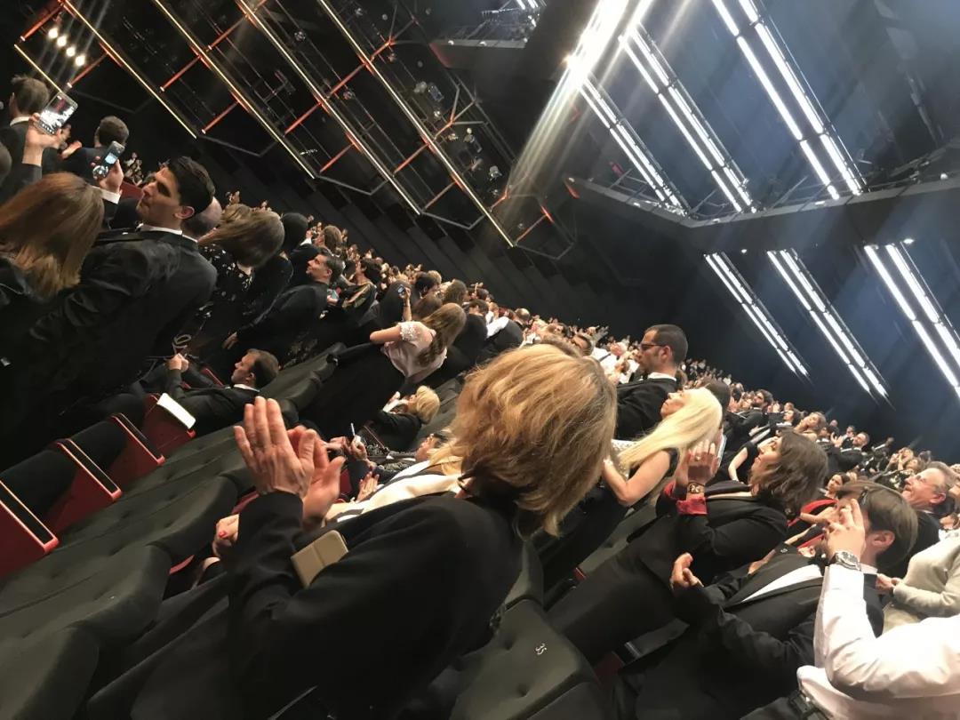 给于佩尔鼓掌的观众们