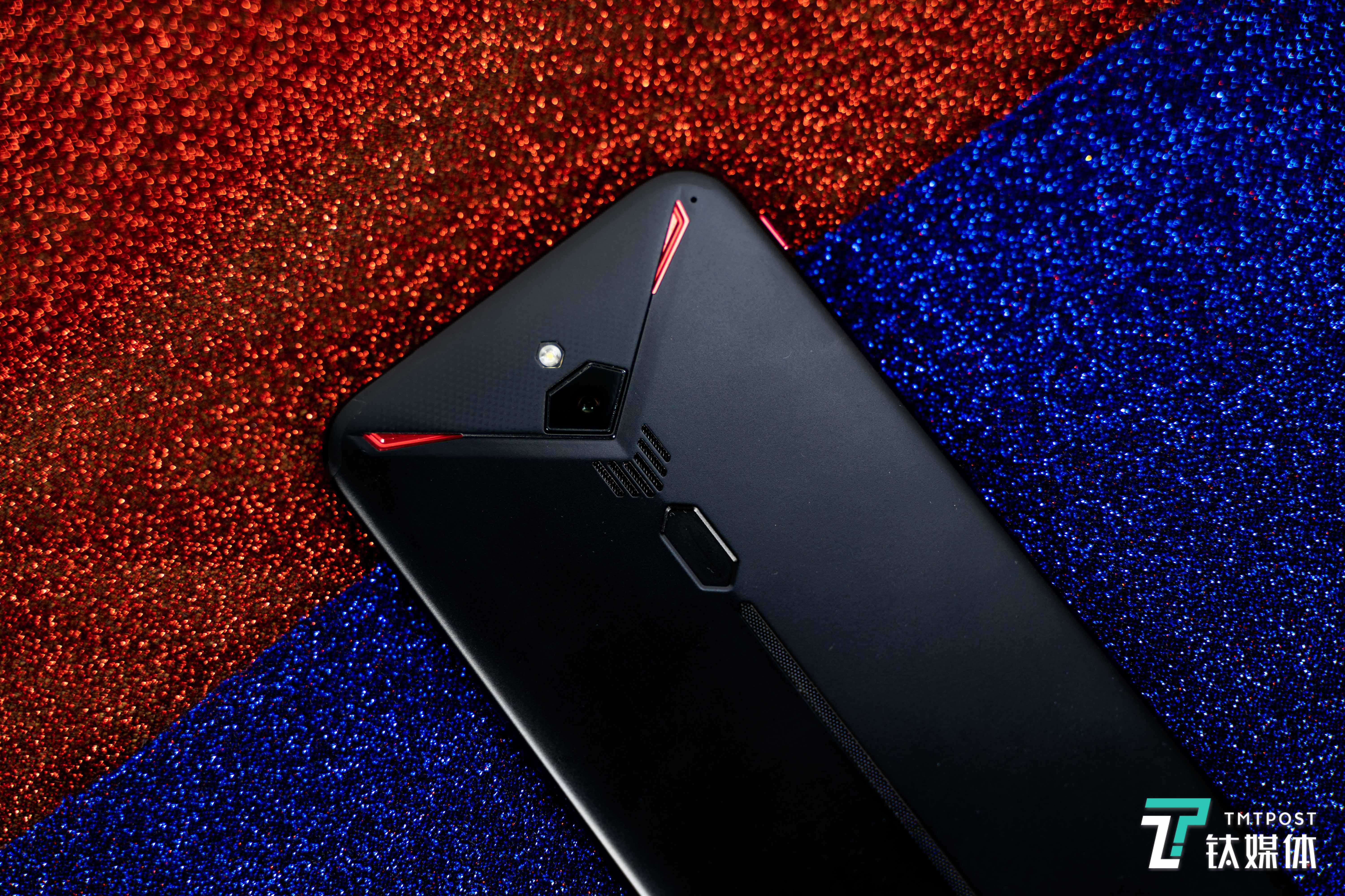 散热、触控按键的加入，牺牲了其他功能的加入