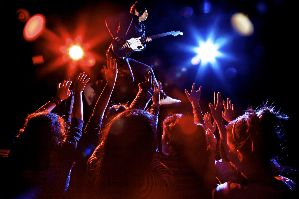 一根应援棒12天卖了150万，粉丝的钱为什么这么好挣？