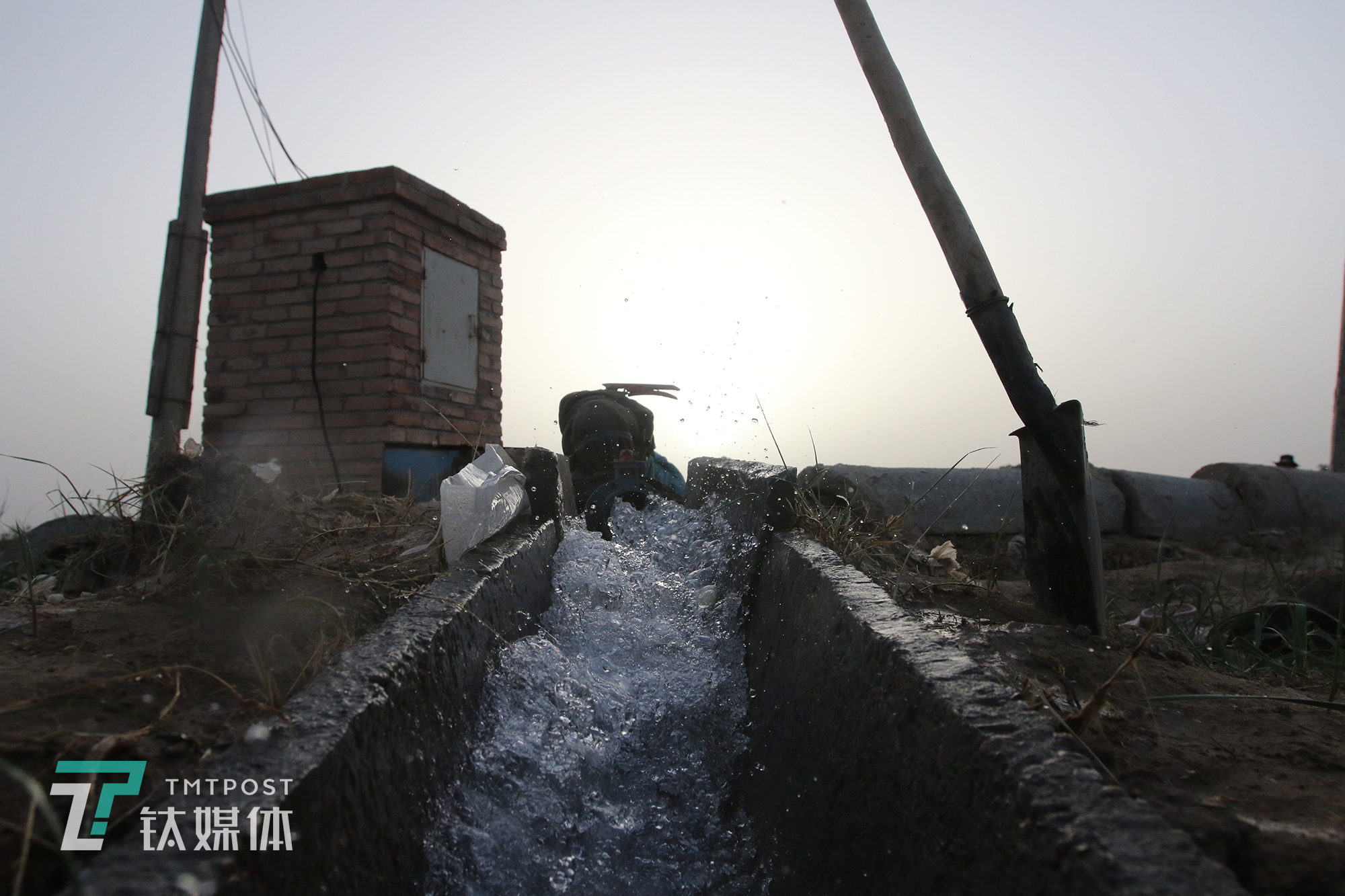 用于灌溉瓜田的井水。