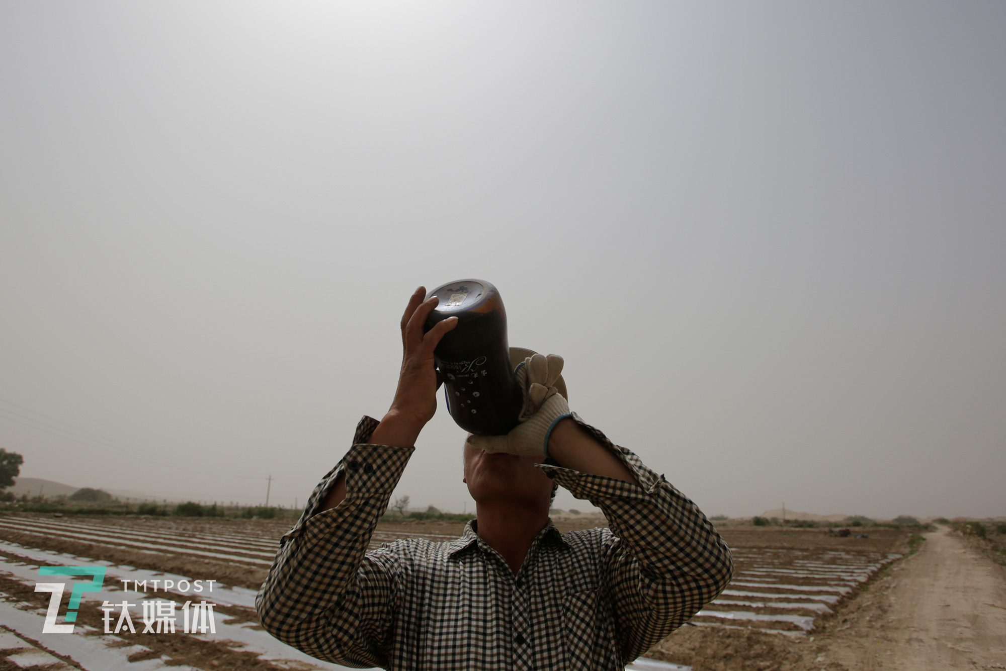 进入夏天，白天的气温越来越高，薛志明每天要喝两大壶茶水。