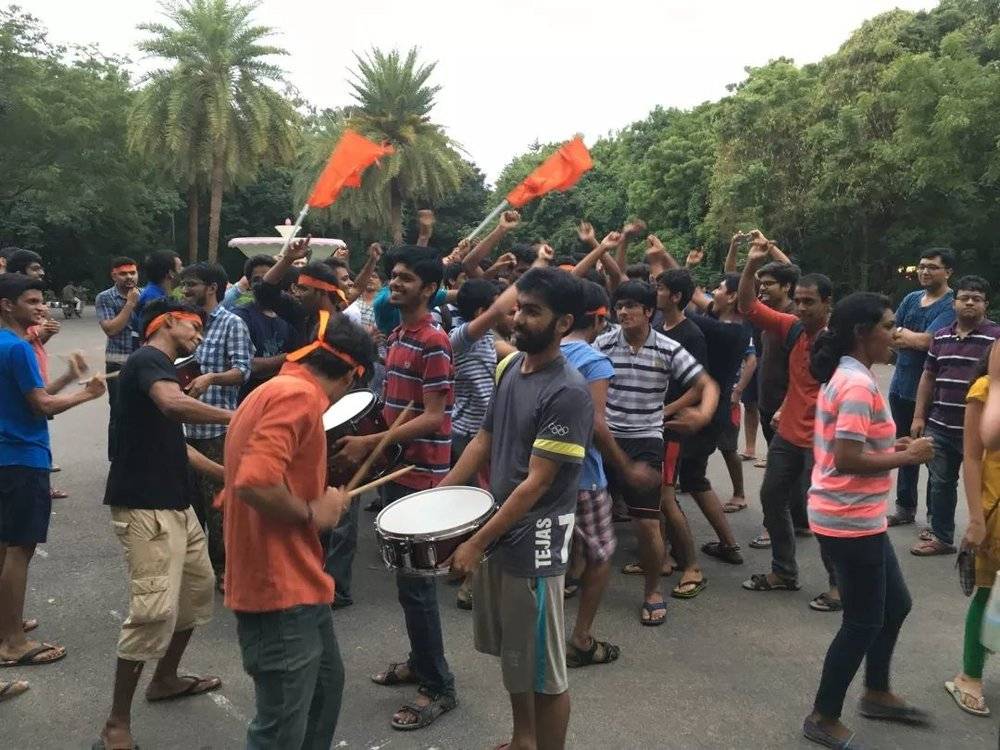 学生在庆祝Ganesh节日