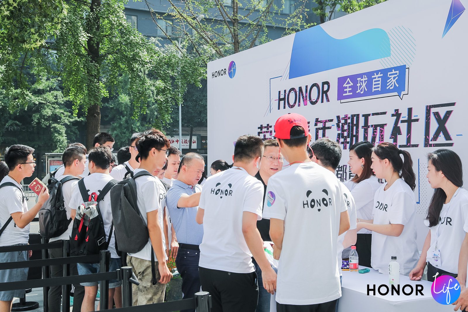 第一家标杆店落地成都，荣耀打着什么算盘？