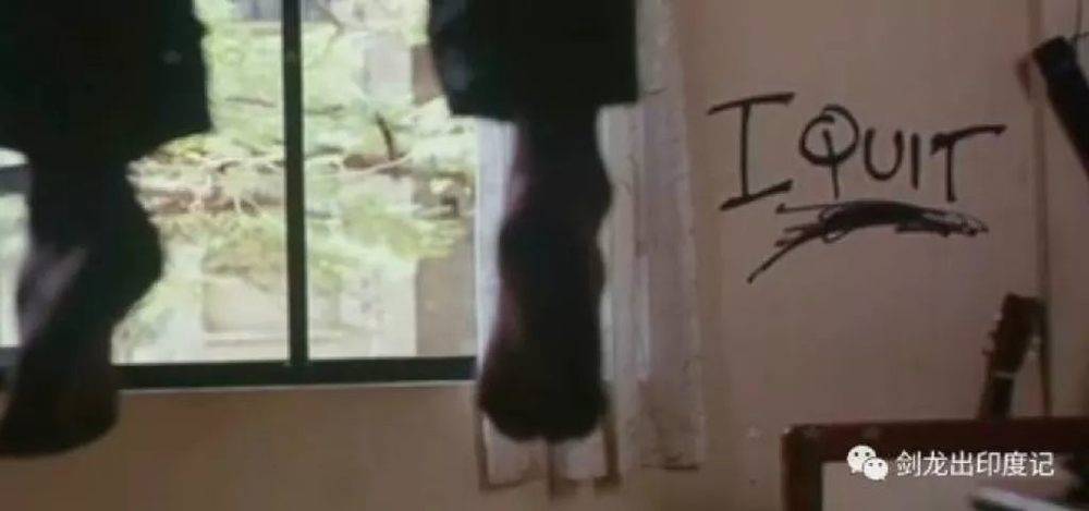 乔伊在接到退学通知后，无颜面对父母，在宿舍选择自尽。墙上留有遗言：我退出