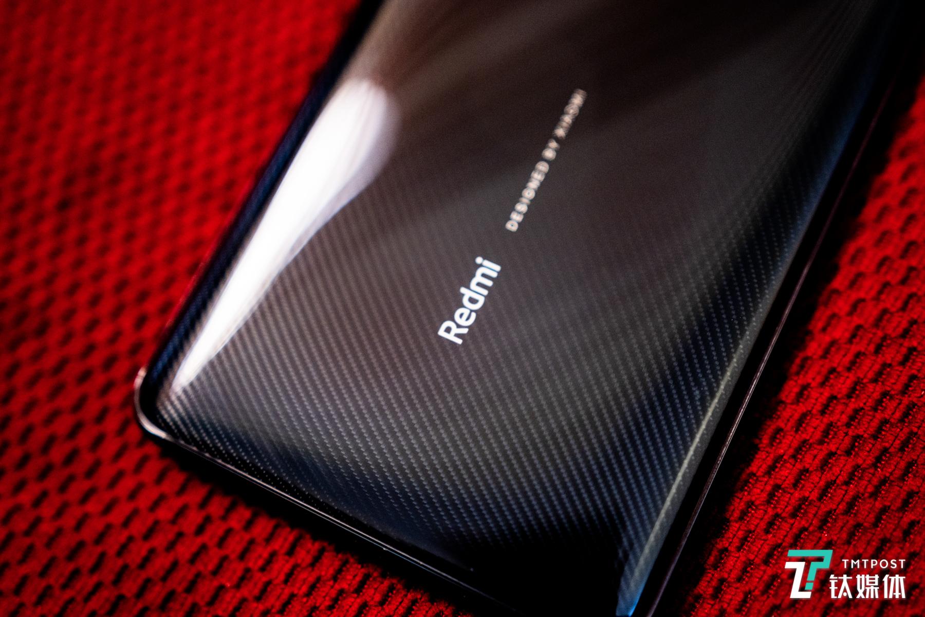 黑色版本背部有碳纤维纹理