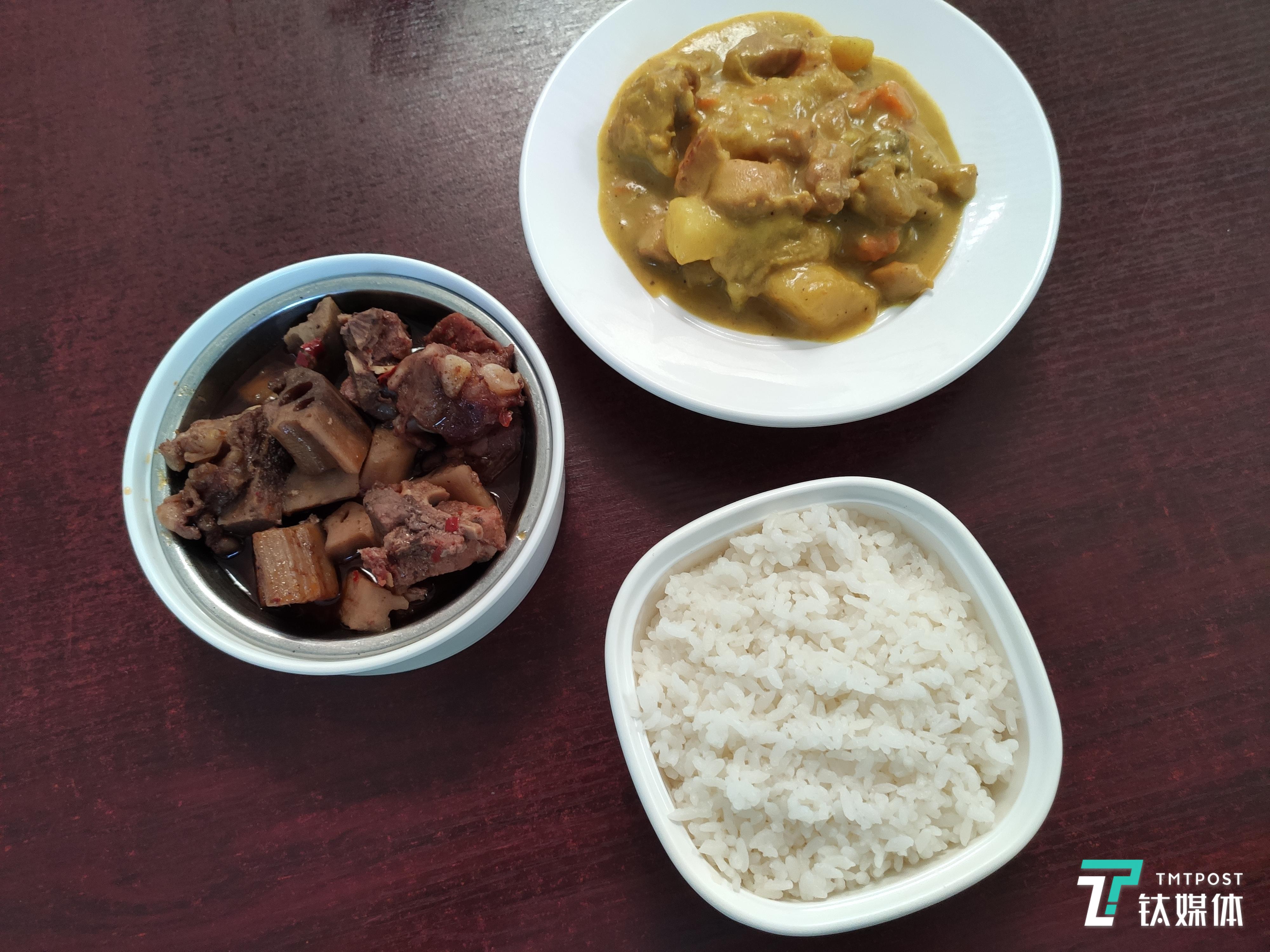 光圈:f/1.8 焦距:4.77mm ISO:695
快门:1/35秒