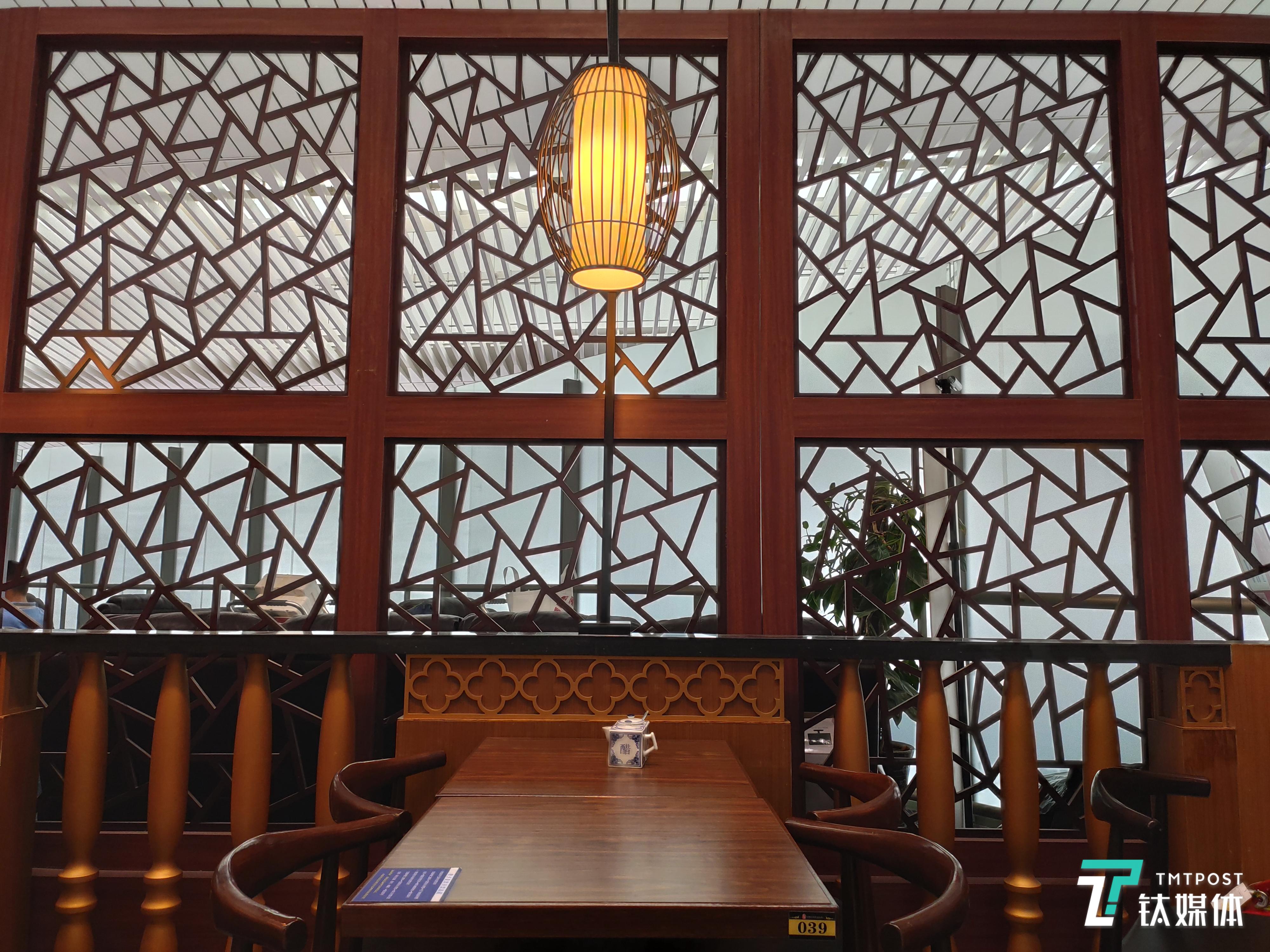 光圈:f/1.8 焦距:4.77mm ISO:215
快门:1/50秒