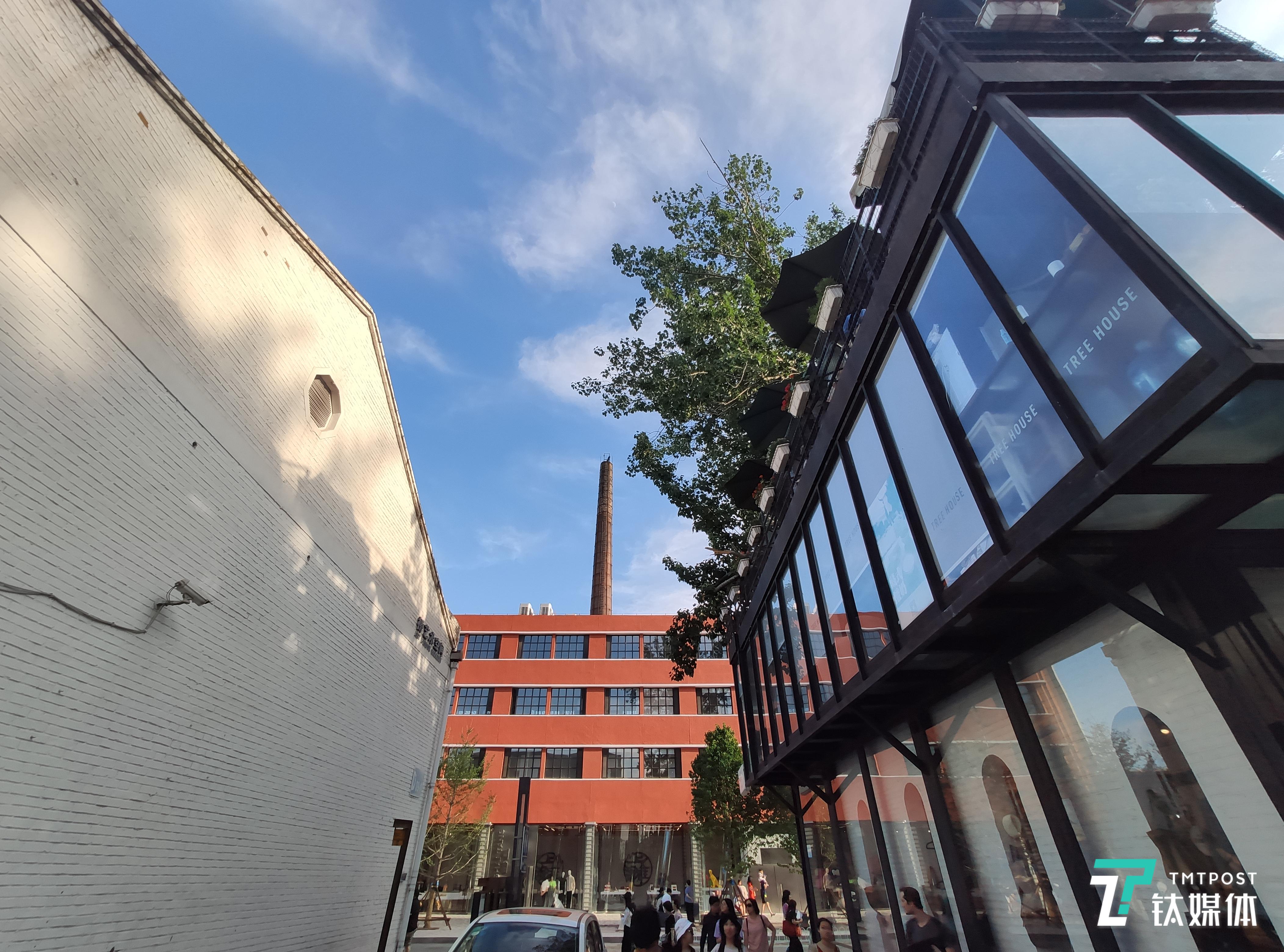 光圈:f/2.4 焦距:2.04mm ISO:100
快门:1/620秒