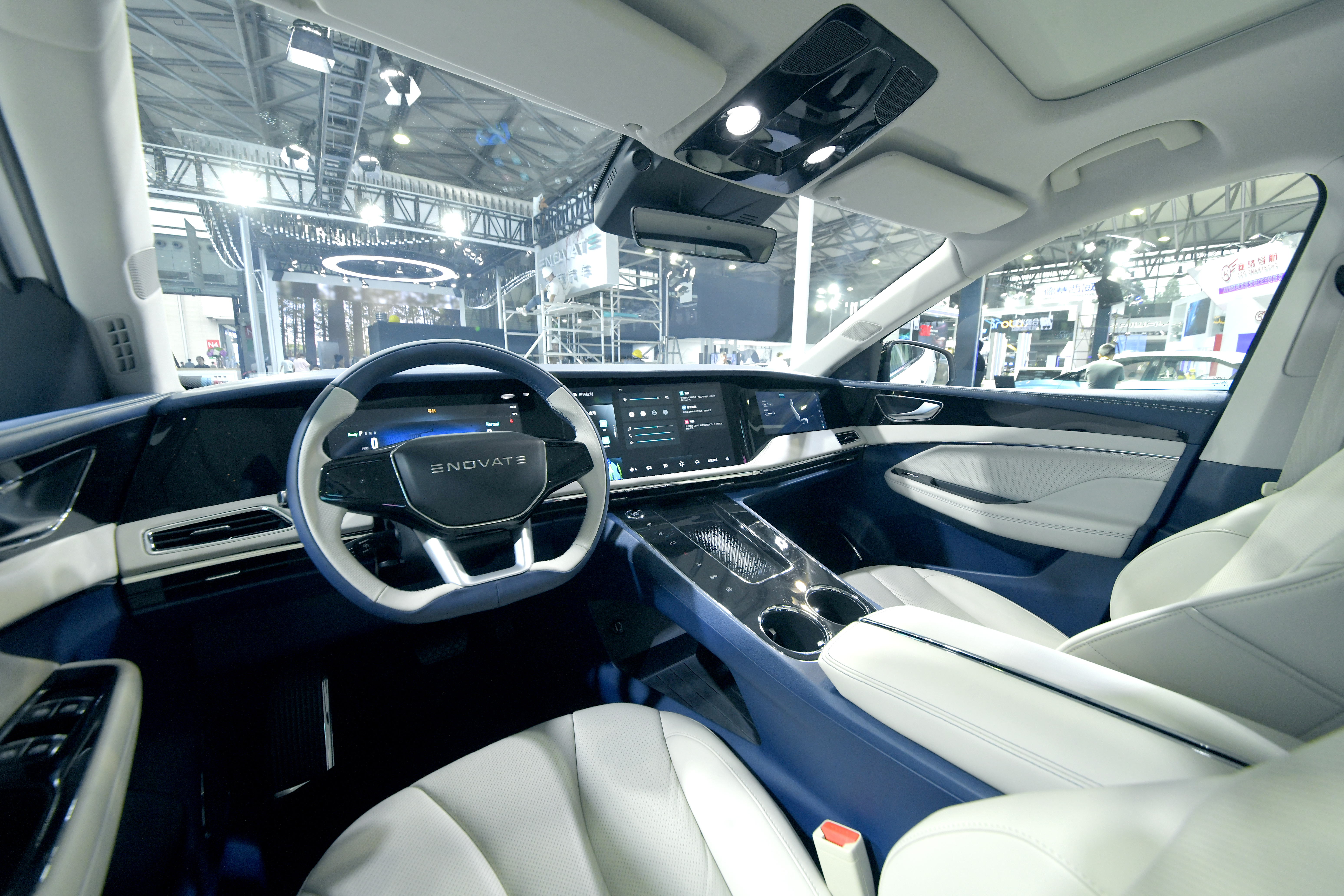 智能驾舱，配备AI精灵