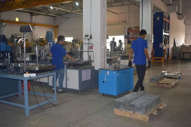 佛山日钢的厂区里，工人正在作业