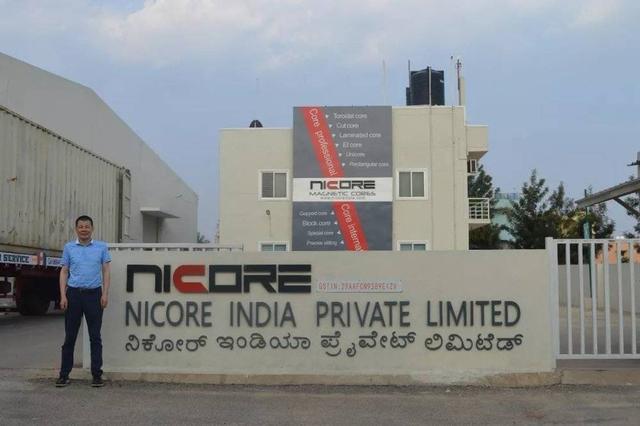 张希望在佛山日钢的厂房前