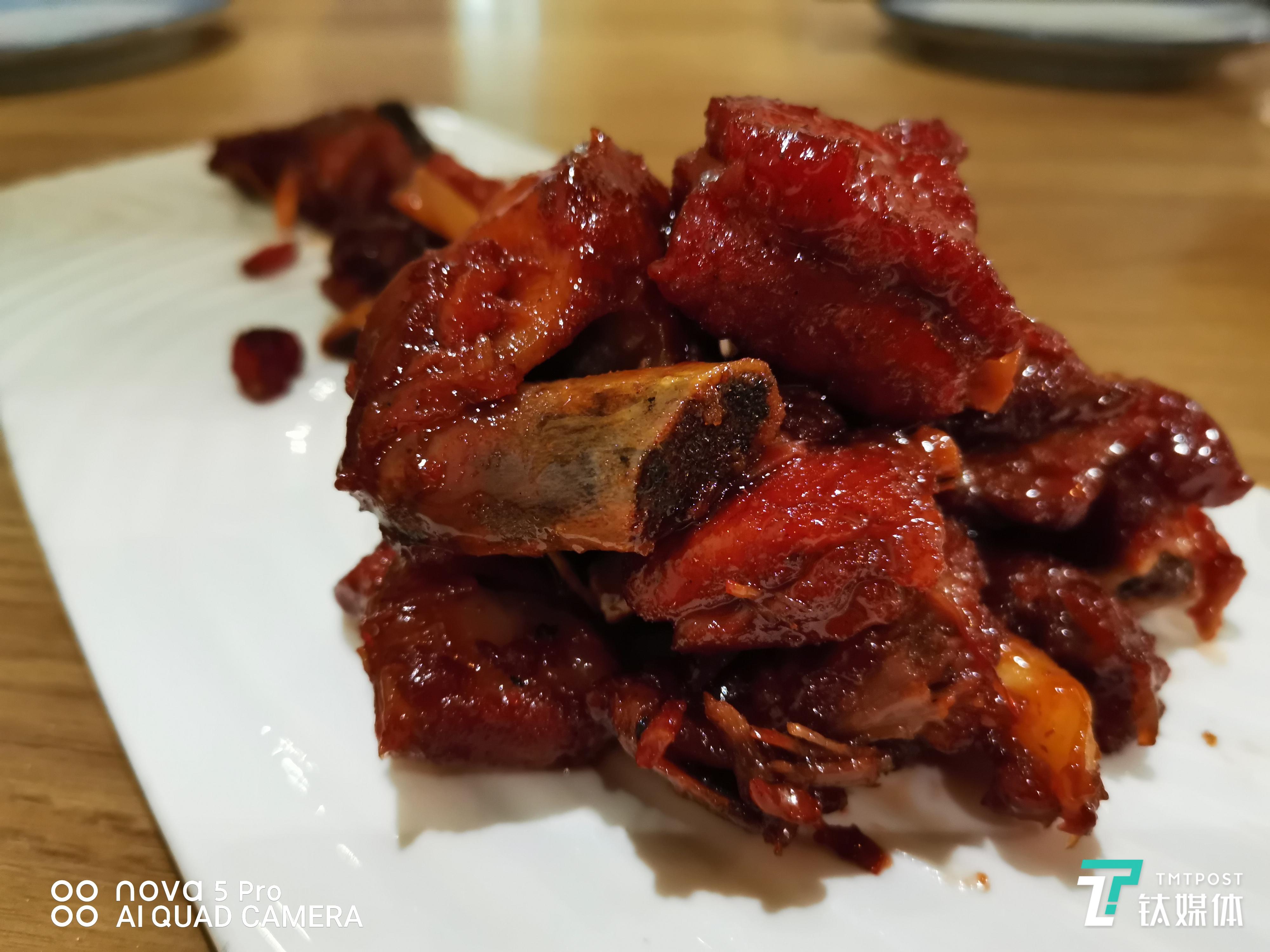 更多样张 焦距：mm（等效35mm焦距） 光圈：f/2.2 快门速度：1/s ISO: