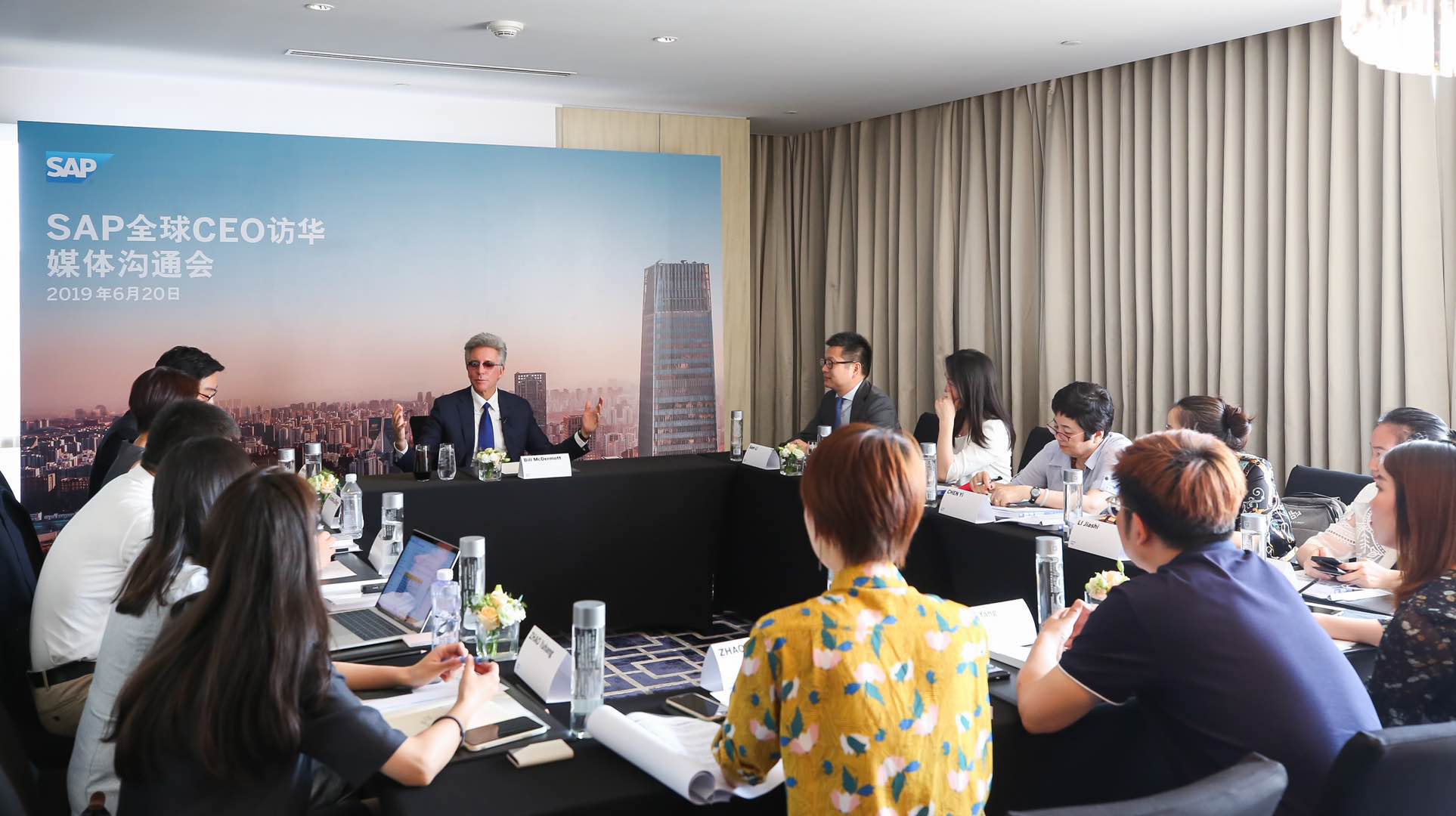 孟鼎铭接受小范围媒体采访