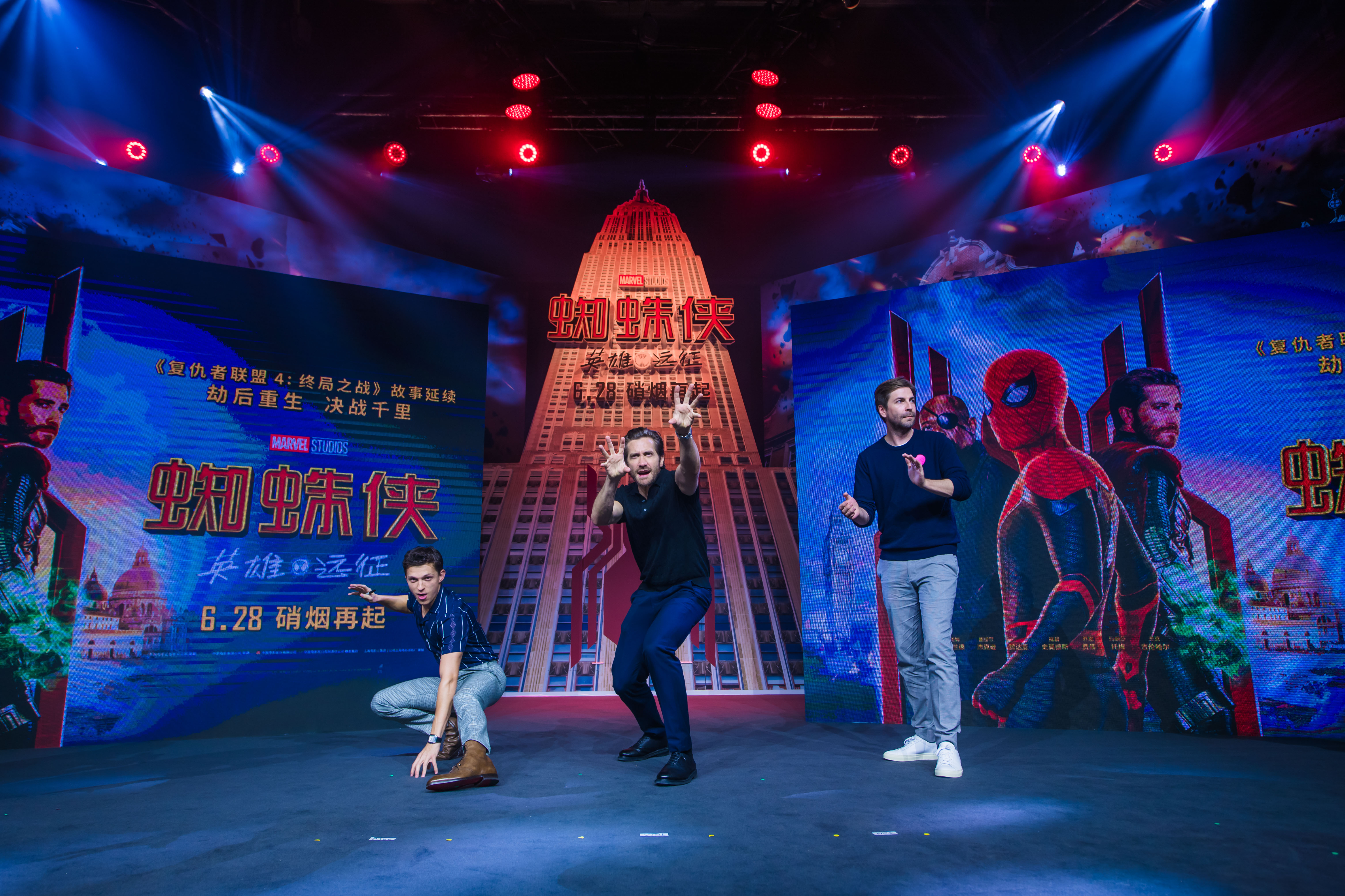 从左至右分别为蜘蛛侠、神秘客扮演者荷兰弟（汤姆&middot;赫兰德）、杰克&middot;吉伦哈尔和导演沃茨