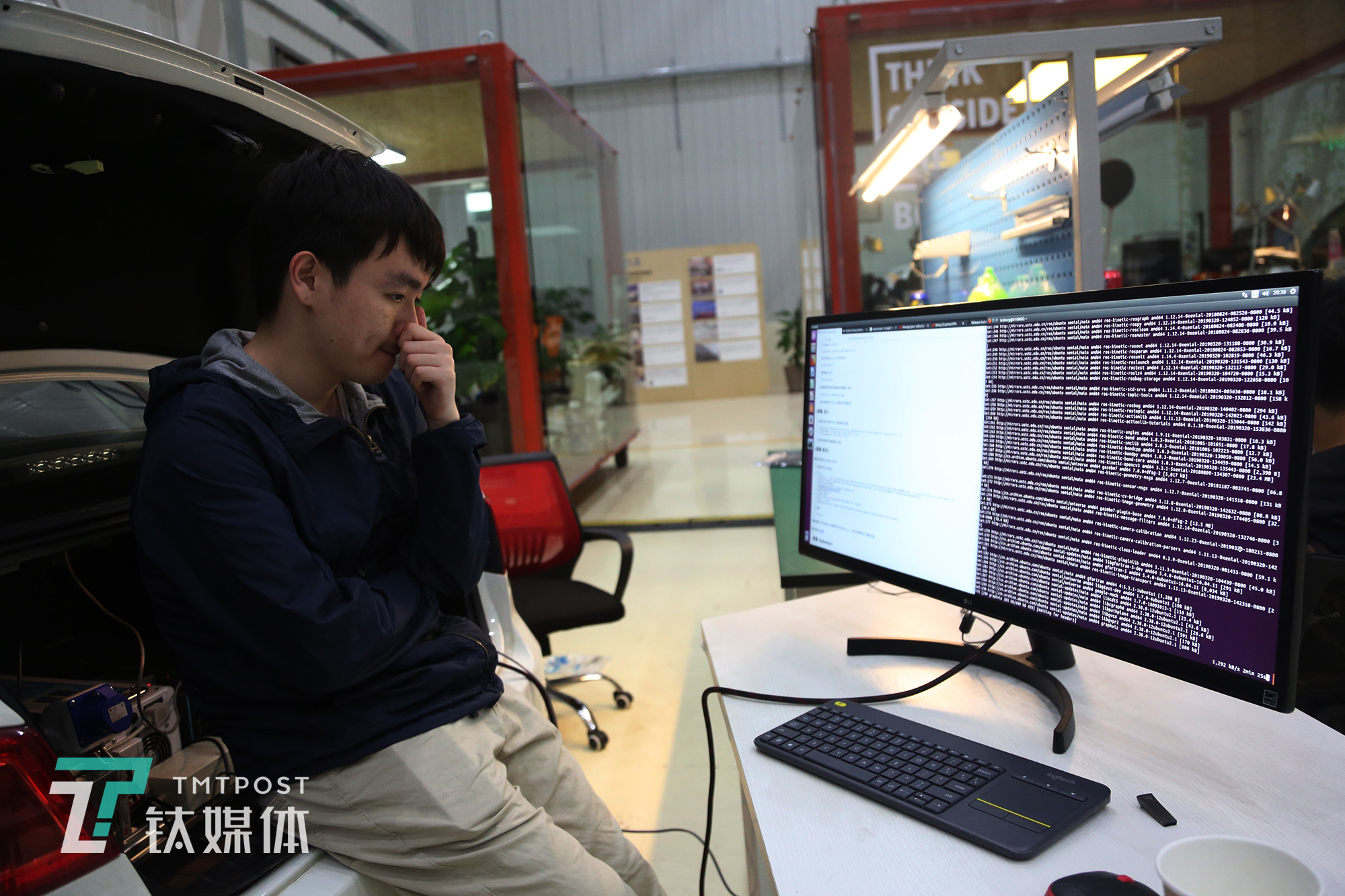 D队队员林挺正在Ubuntu系统下准备安装autoware、ros、Qt5等软件。