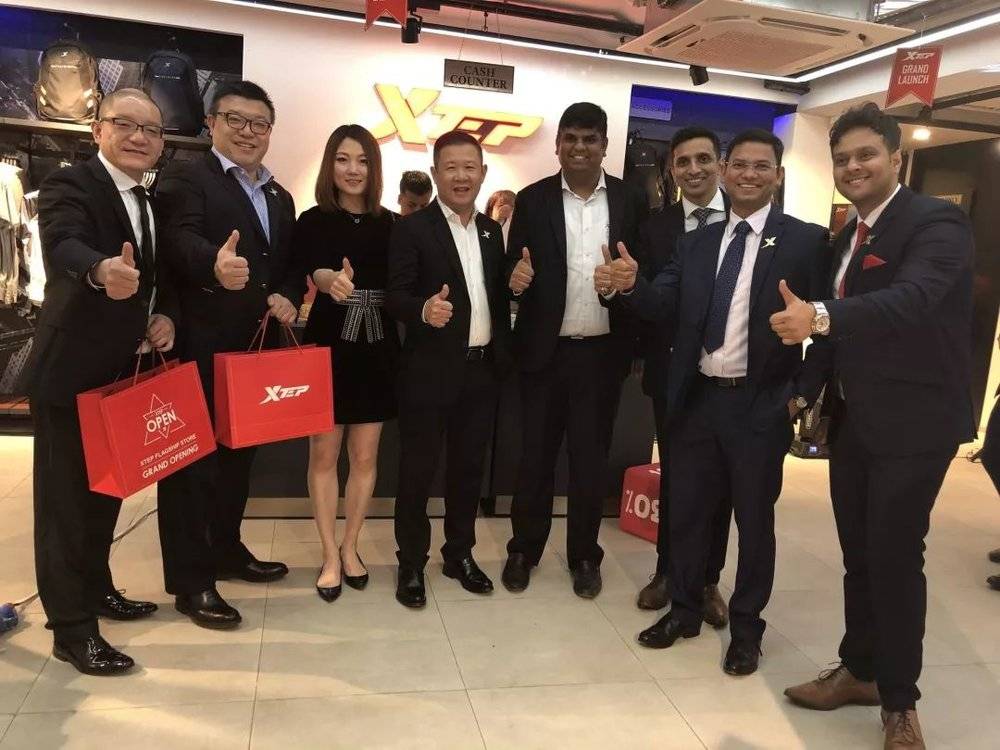 特步班加罗尔开业典礼，图中均为CEIBS校友