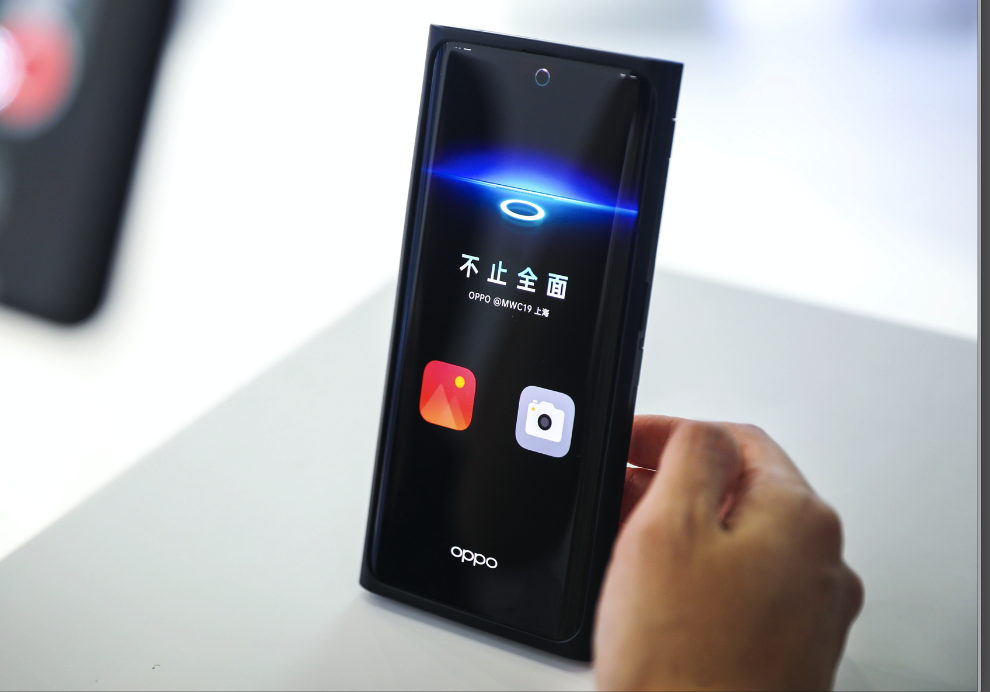 沿着未来科技的想象，屏下摄像头终于诞生