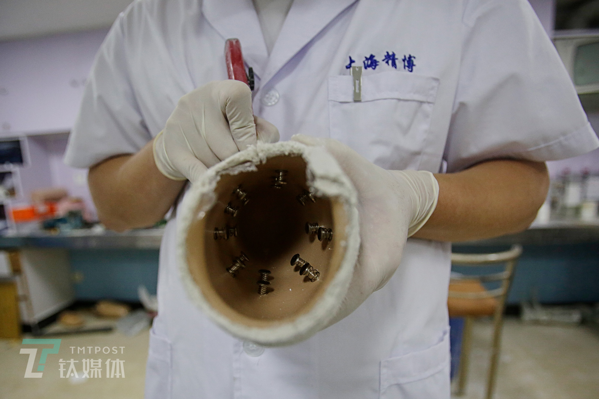一只制作完毕的接受腔内腔，腔体上安装了8个电极，它们就是采集肌电信号的传感器。