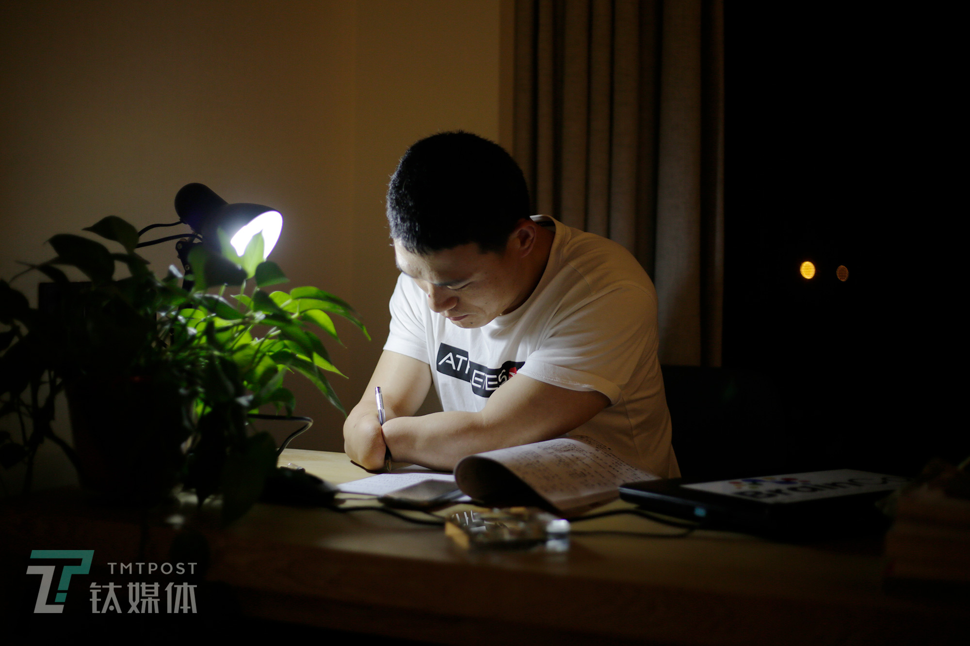 结束白天的双创周活动，倪敏成在宾馆做学习笔记，他刚刚在线听完一个关于领导力的课程。