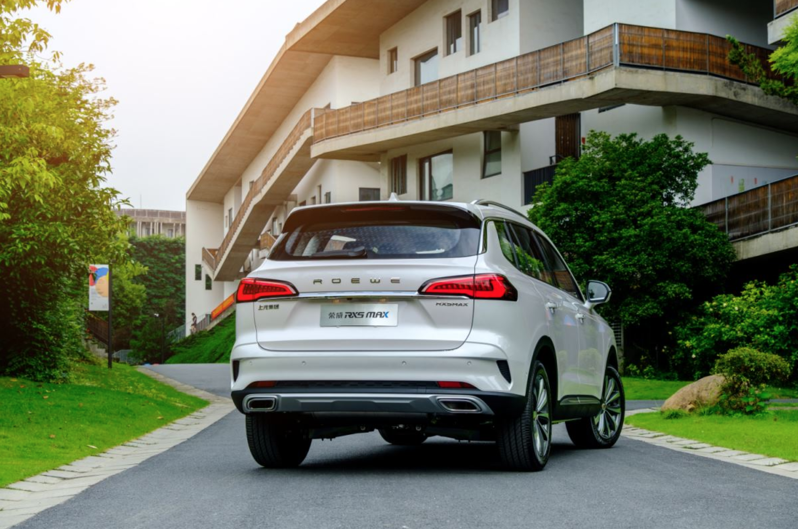 荣威rx5max曝光内饰极致简约智能化体验成亮点一线车讯