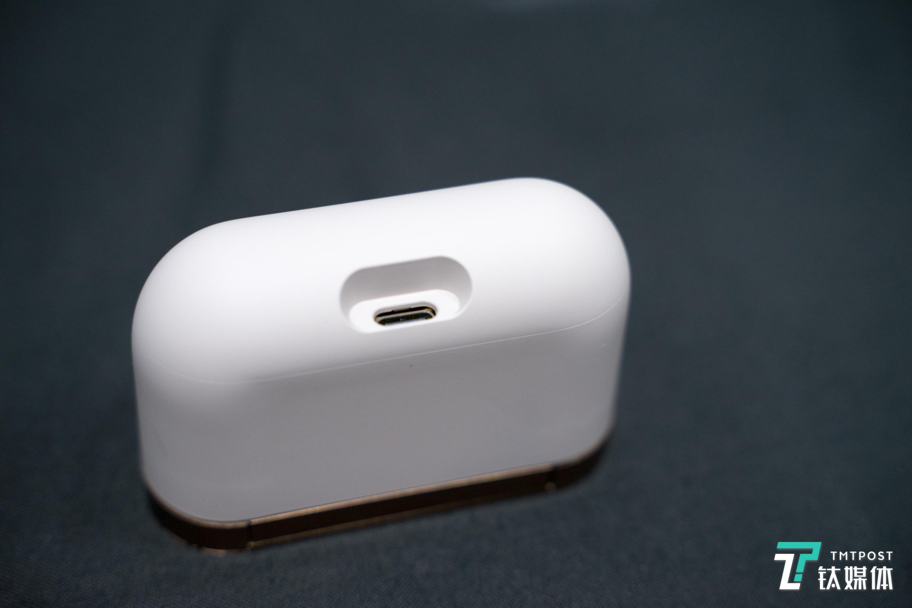 底部为充电接口