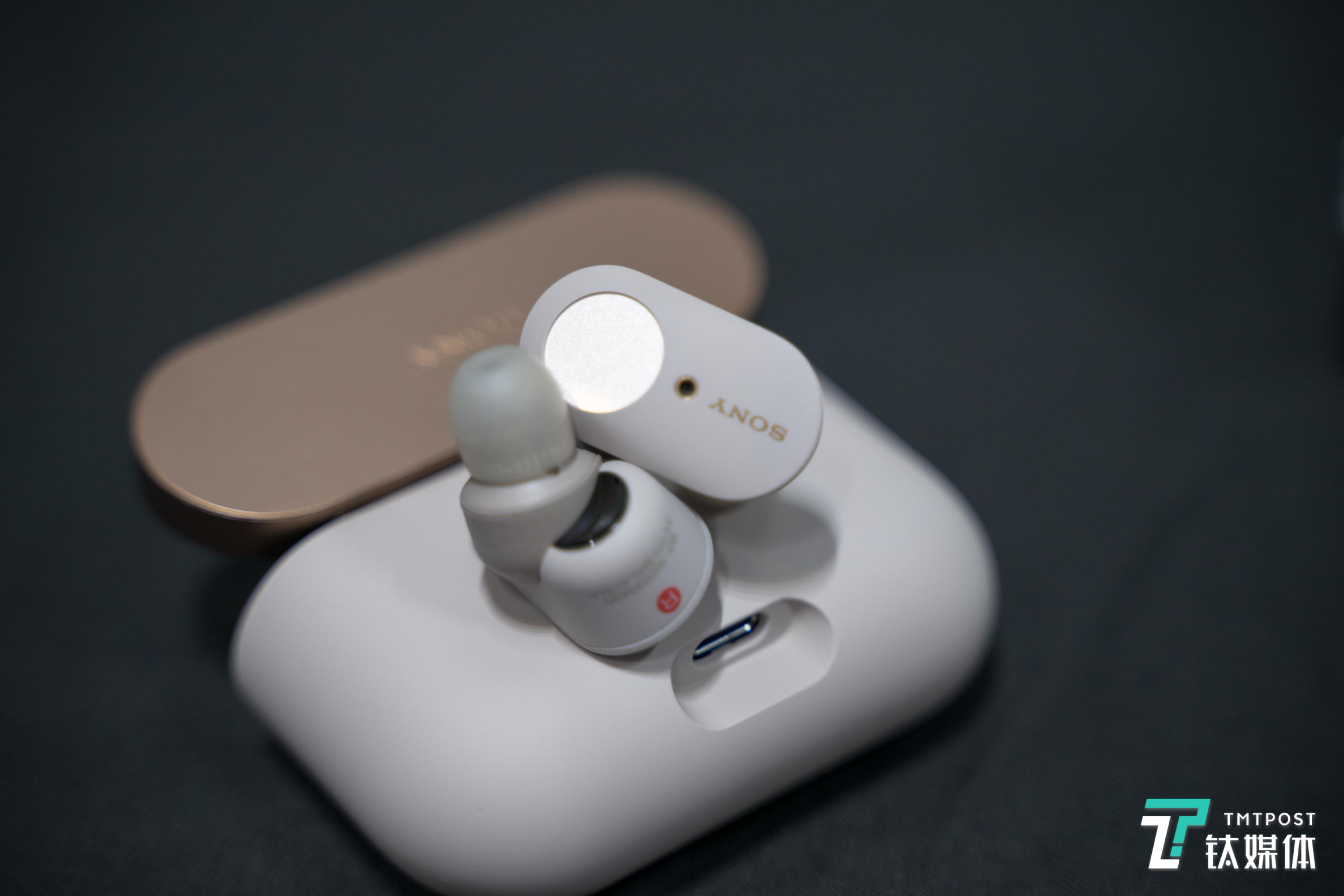 两个耳机均有触控面板