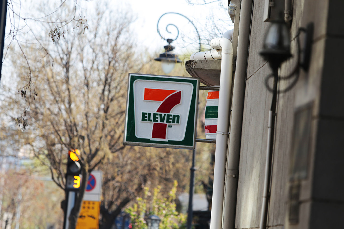 是什么照亮了日系便利店的荣光？