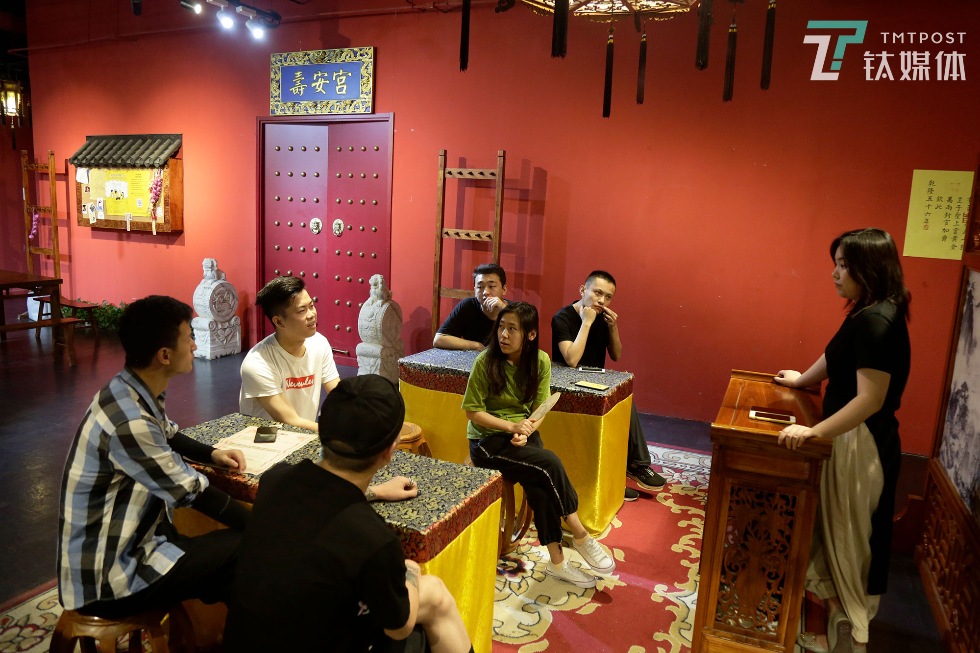 7月10日下午，北京，互动剧场INX戏精学院，实景演员在一场会议中。目前，戏精学院共有80名实景演员，其中20%曾经做过龙套群演。