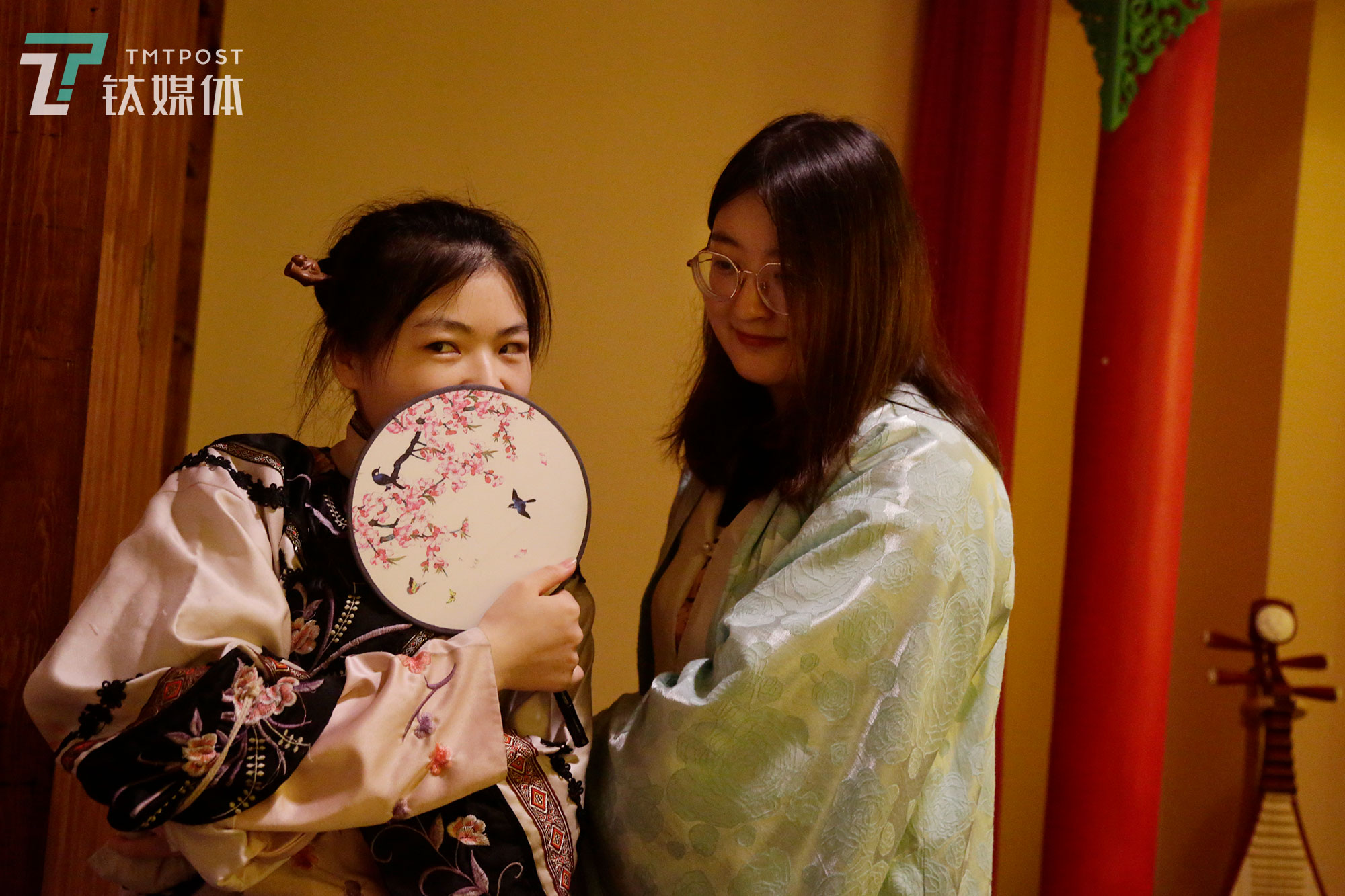 “青楼老鸨张妈妈”（实景演员/左）和“青楼姑娘绿珠”（玩家）在交谈。