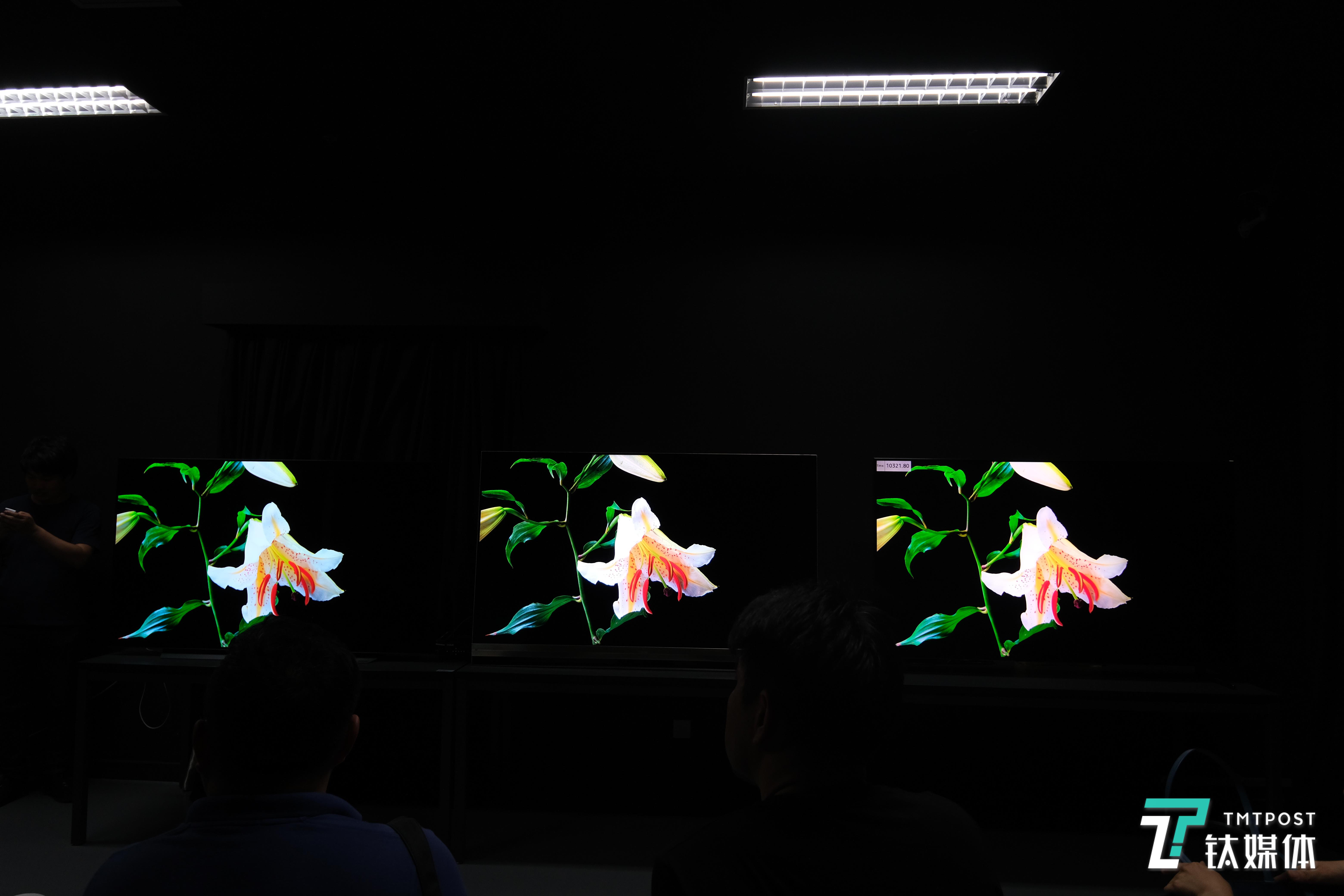 叠屏和其他类型面板对比（中间为叠屏）