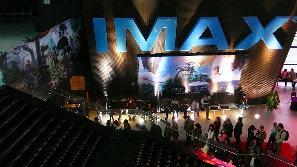 晶茂垮塌，分众“割肉”，映前广告江湖的“至暗时刻”