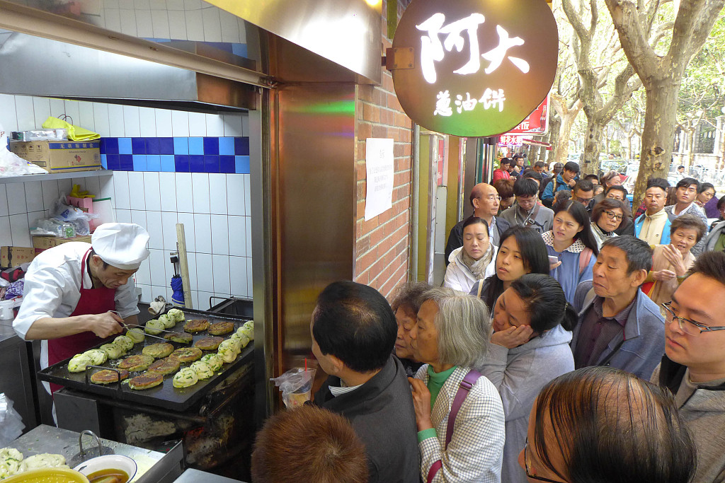 高翻台率还是顾客流失？商家雇人排队为哪般