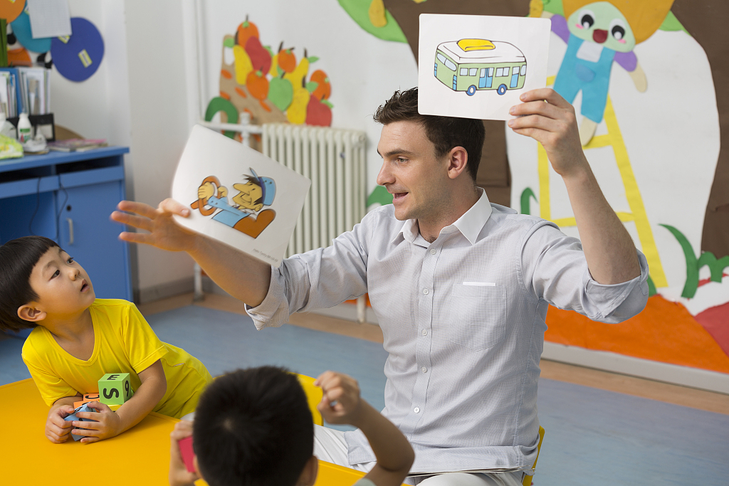 揭秘外教产业链：游走在灰色地带的平衡游戏