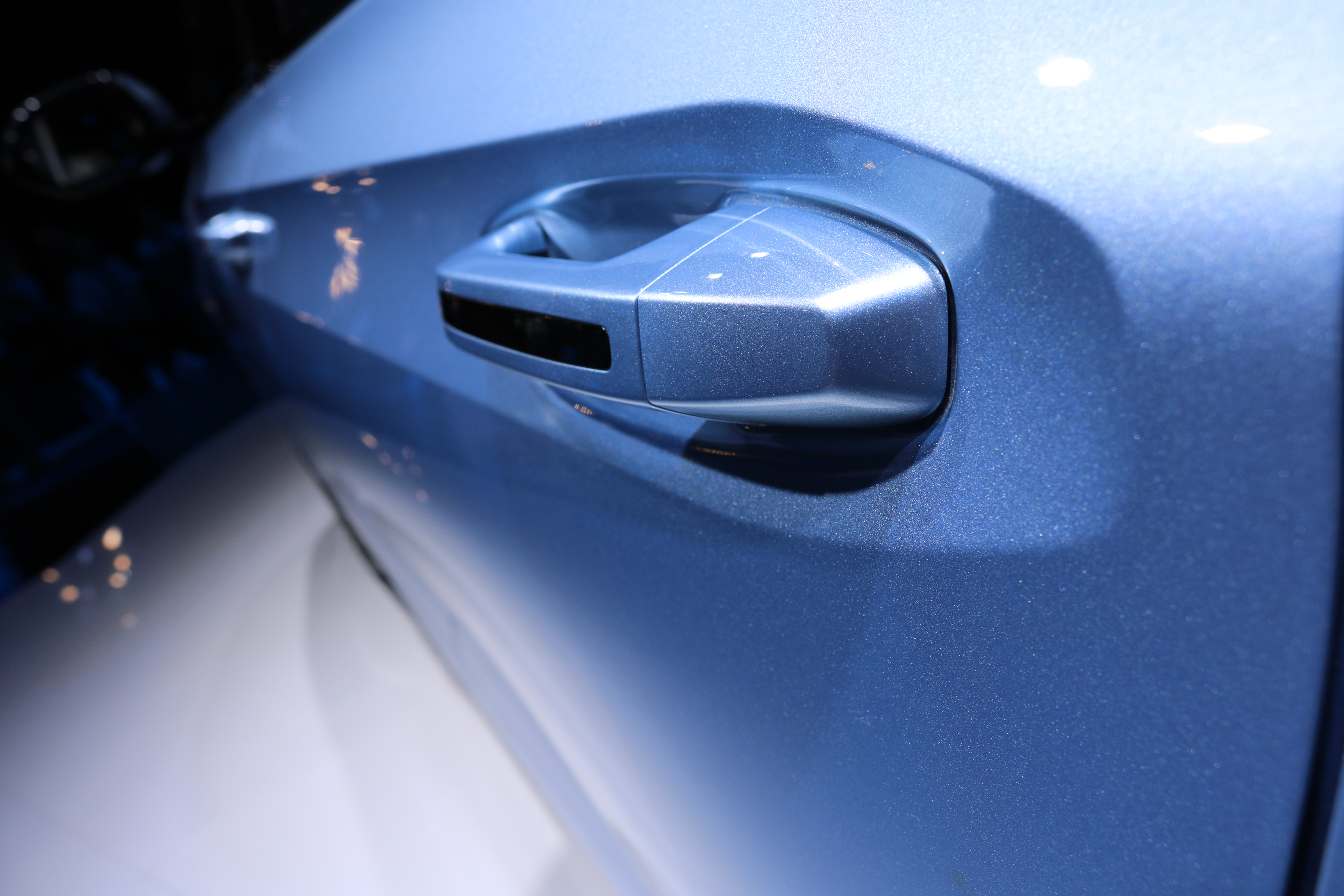 RM-5独特车门设计