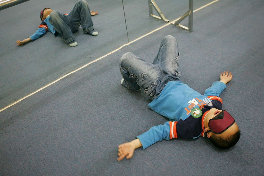 长大就“被抛弃”，800万大龄孤独症患者跌入“福利悬崖”