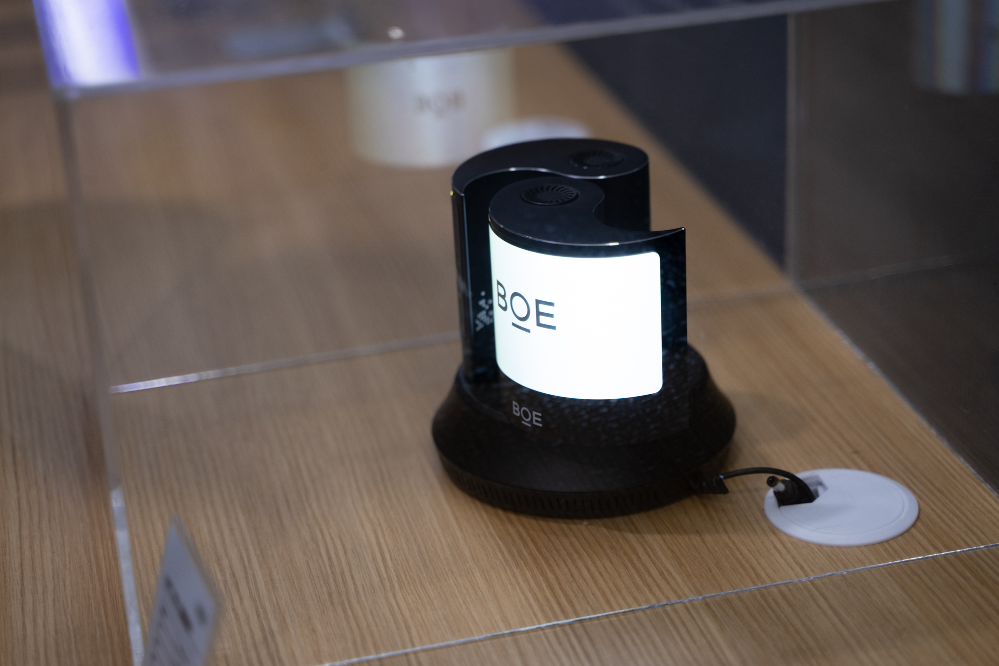 成都绵阳相继量投产AMOLED屏幕，京东方加速柔性显示布局