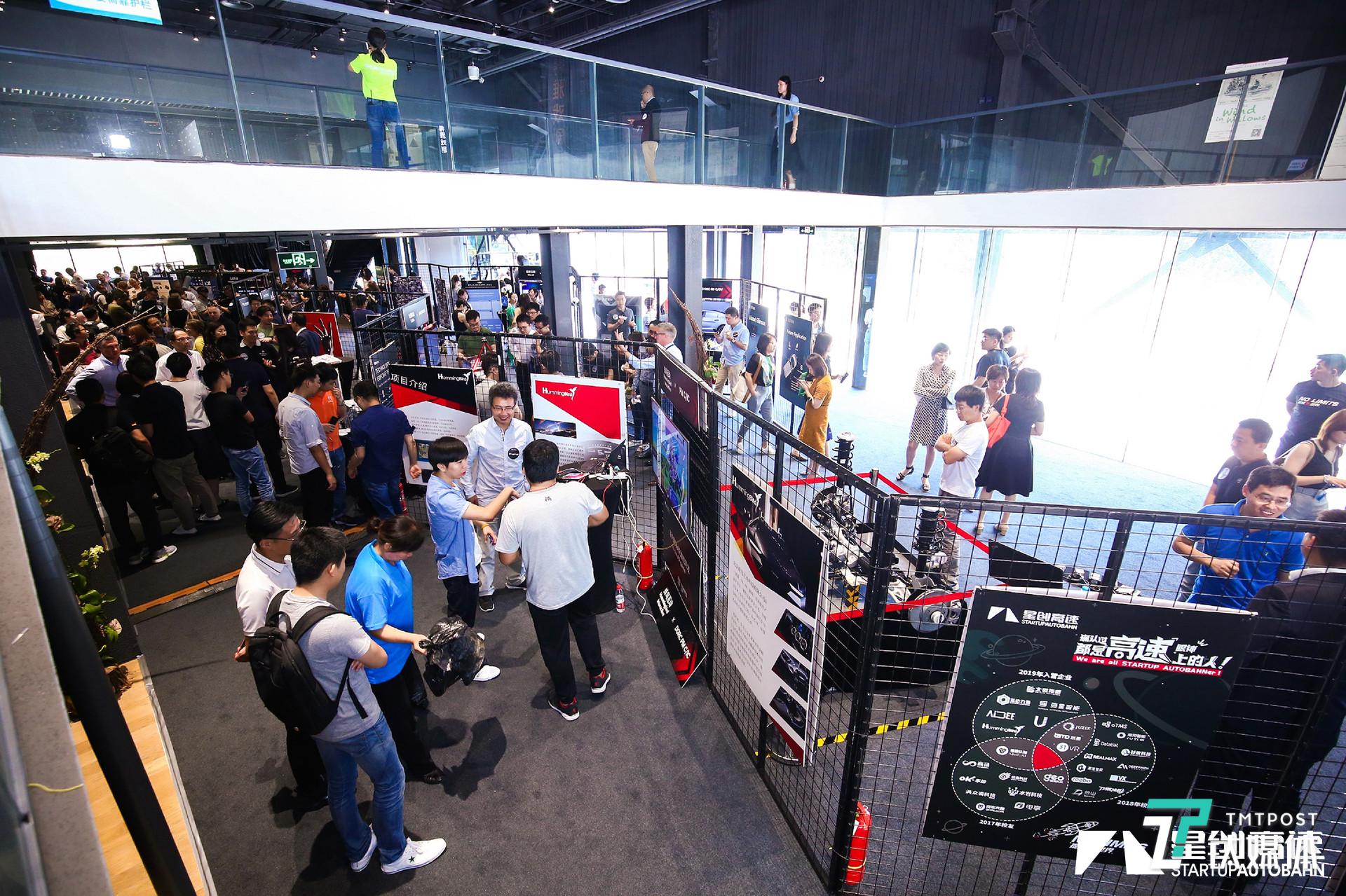 现场体验蜂鸟VR游戏