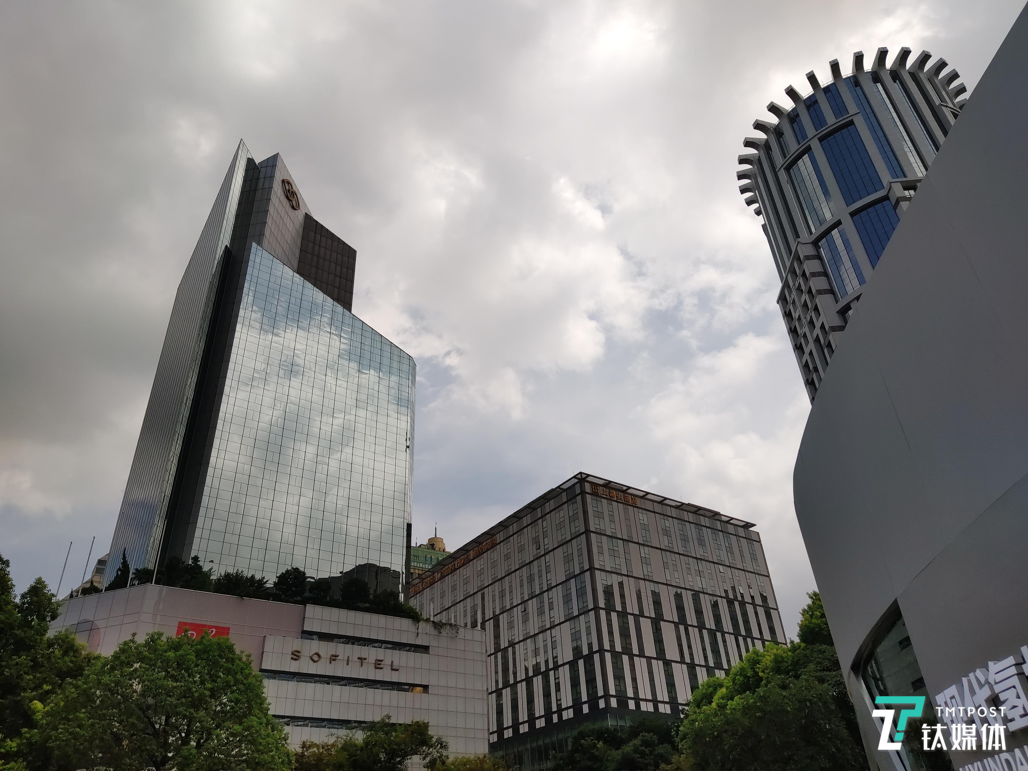 快门速度:1/3200 秒 光圈:f/1.7 焦距:4.71 毫米
ISO:100