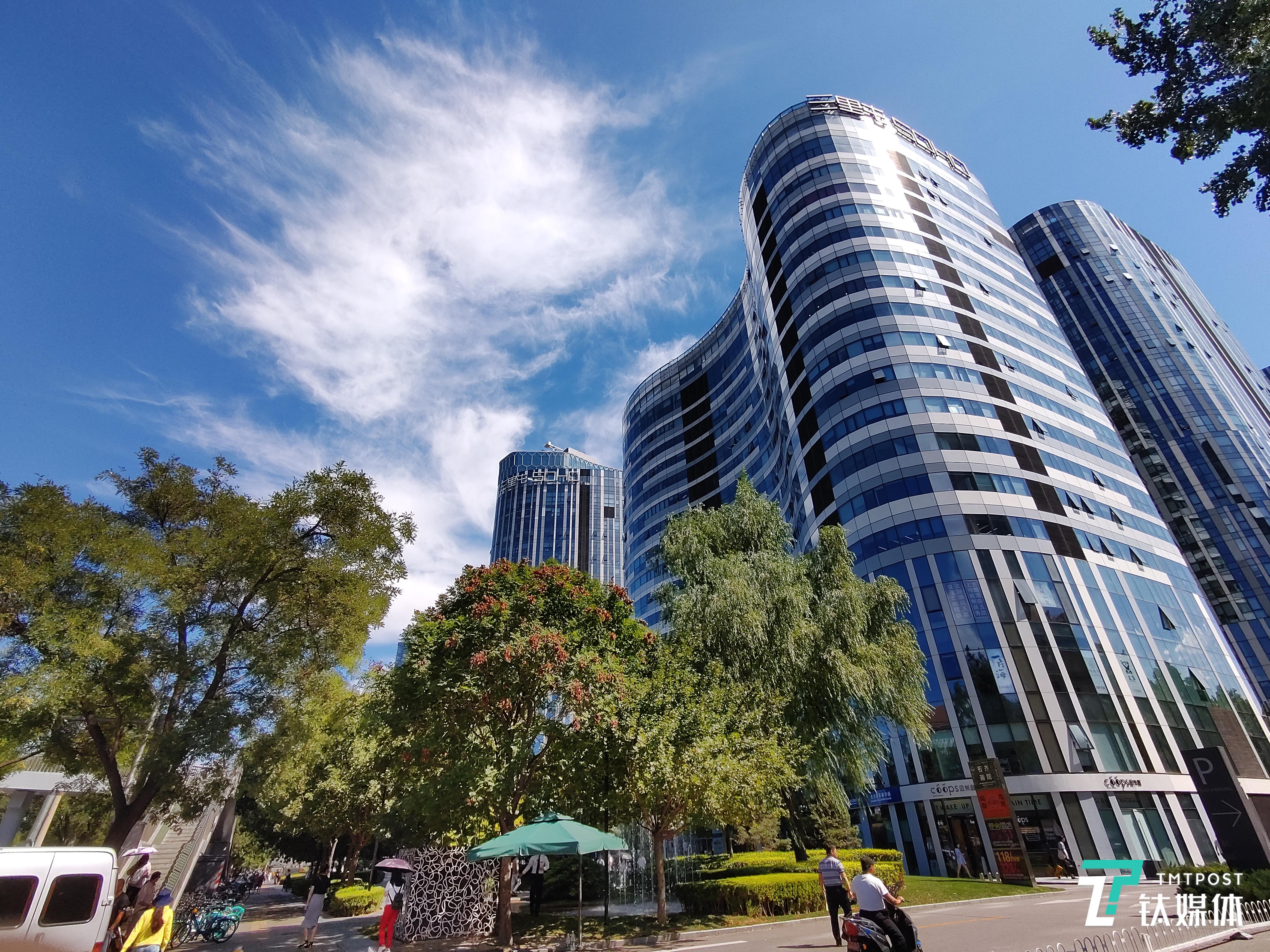 快门速度:1/1000 秒 光圈:f/2.2 焦距:2.22 毫米
ISO:103