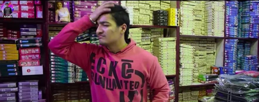 店不大，货挺多，买卖看来不好做