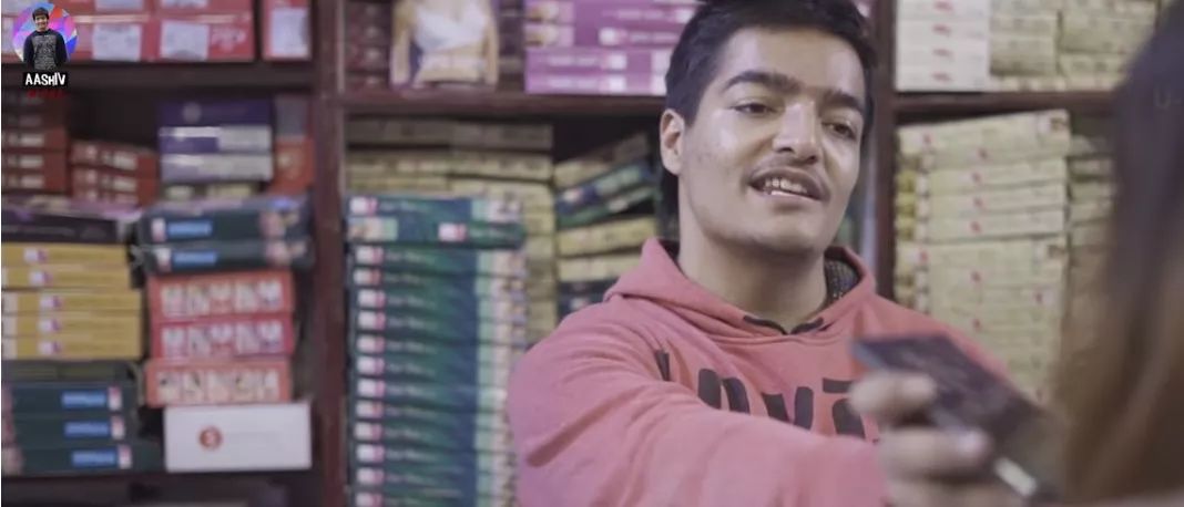 老板听不懂，但早有准备，向妹子祭出U-Dictionary。右上角LOGO出现